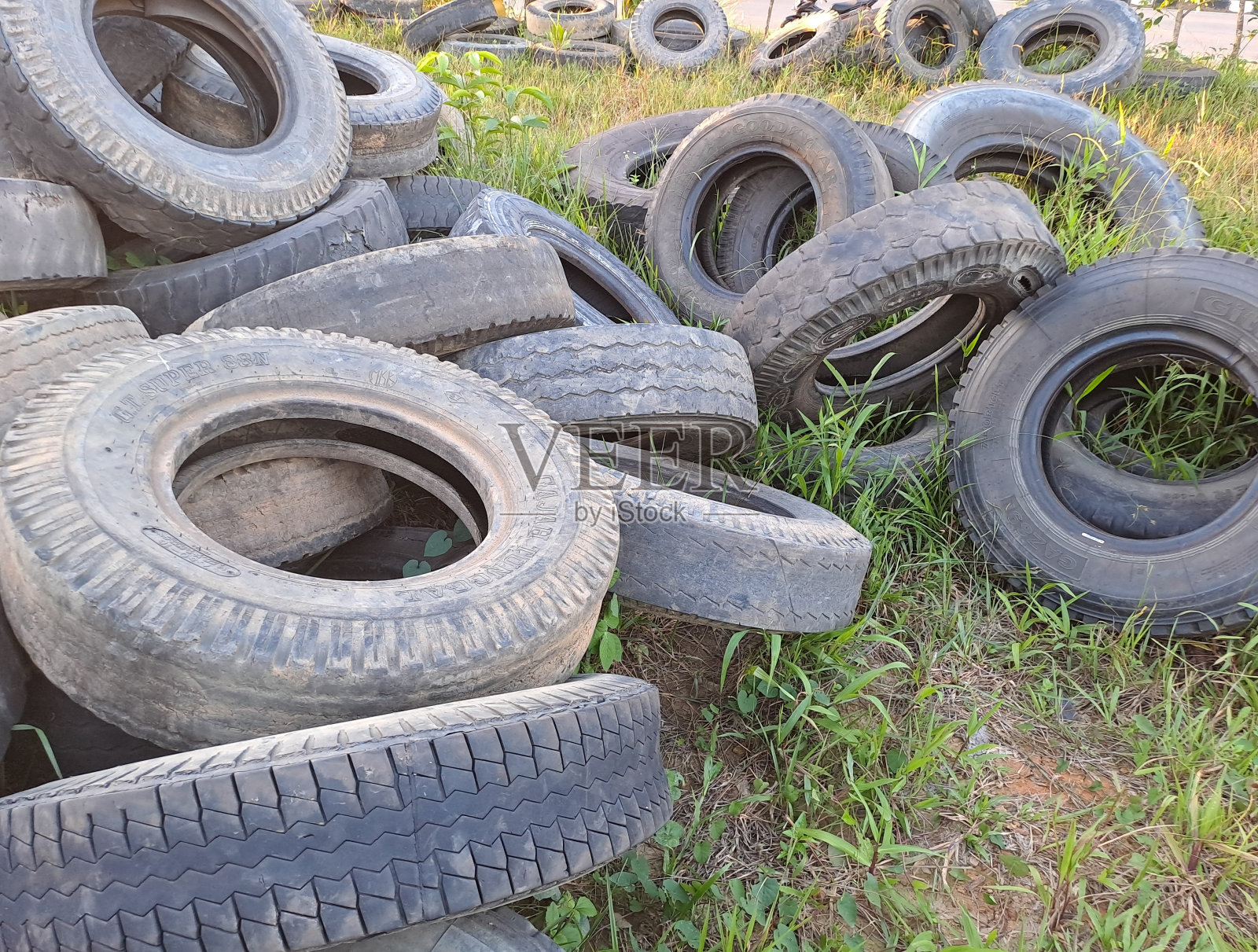 一堆旧汽车轮胎。照片摄影图片