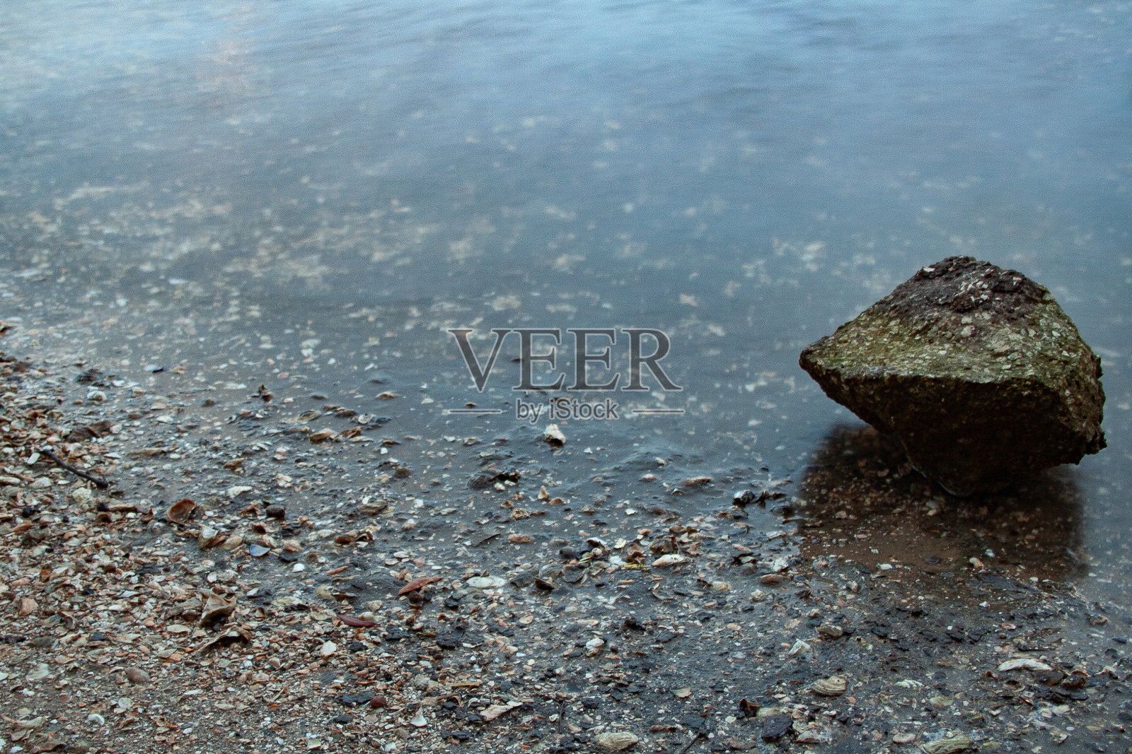 河岸上的岩石照片摄影图片