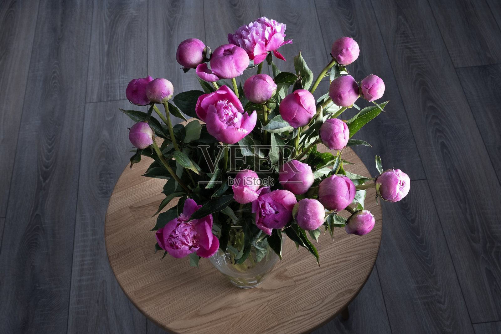 圆木桌上的花瓶里插着一束牡丹照片摄影图片