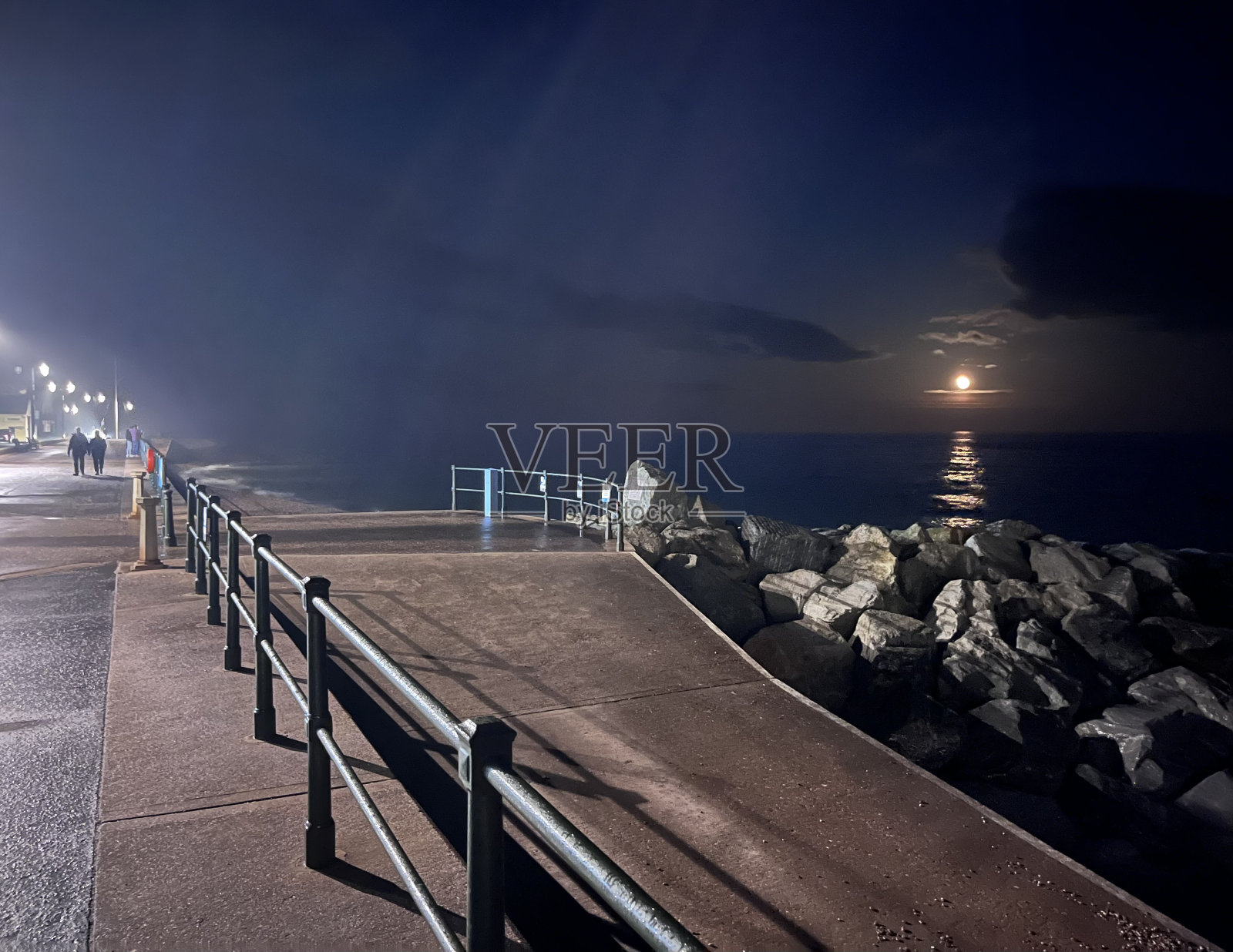 月亮从西德茅斯海滩升起照片摄影图片