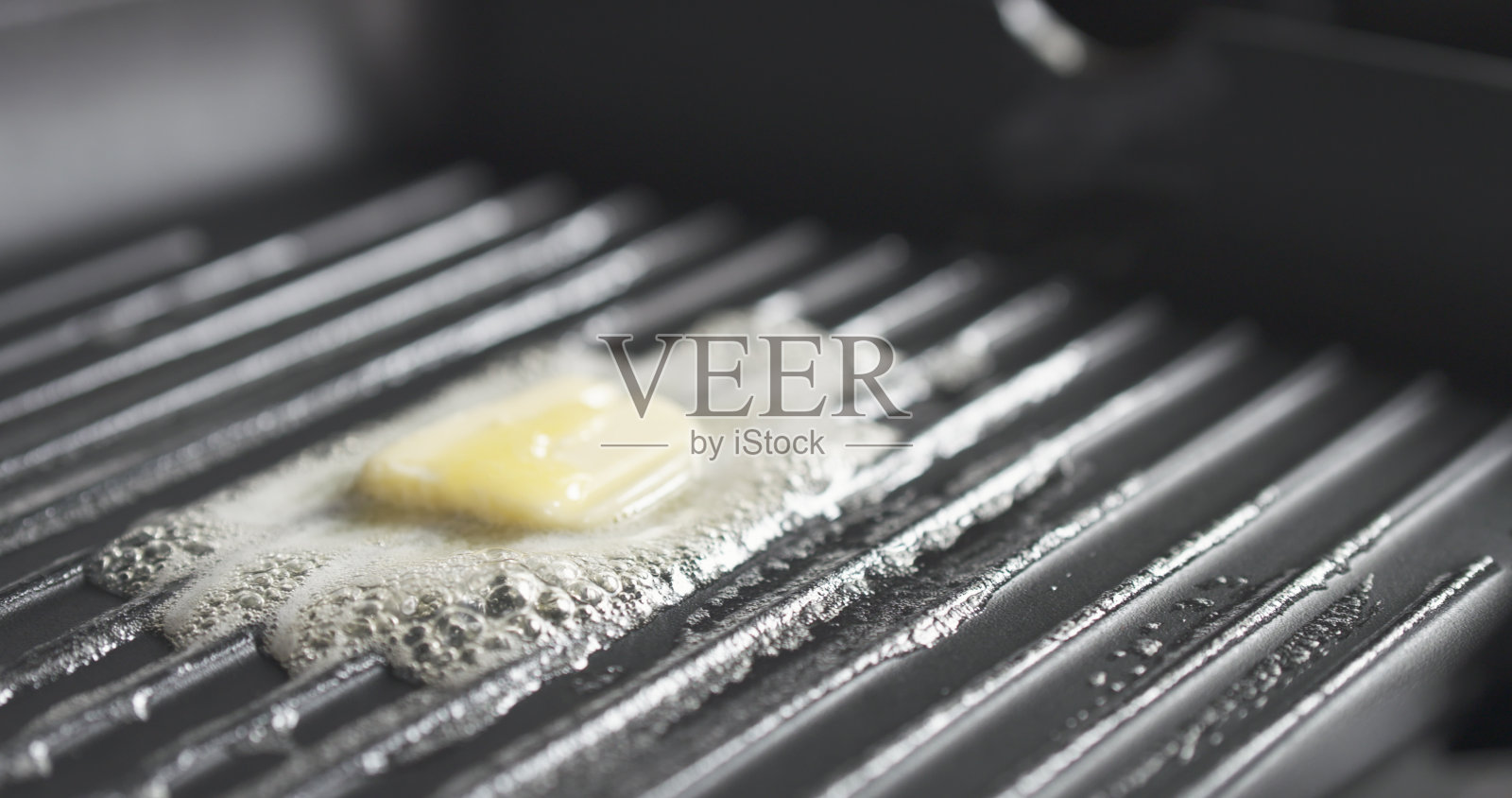 用融化的黄油烤盘照片摄影图片