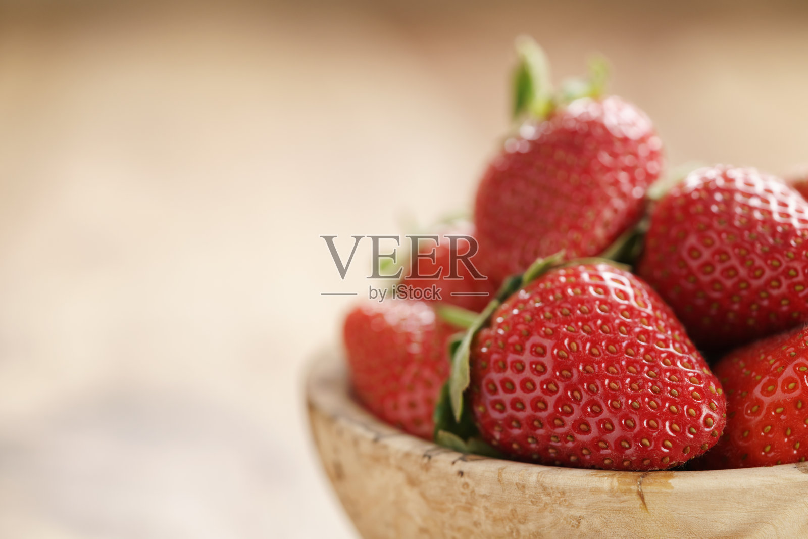 木桌上碗里的新鲜草莓照片摄影图片