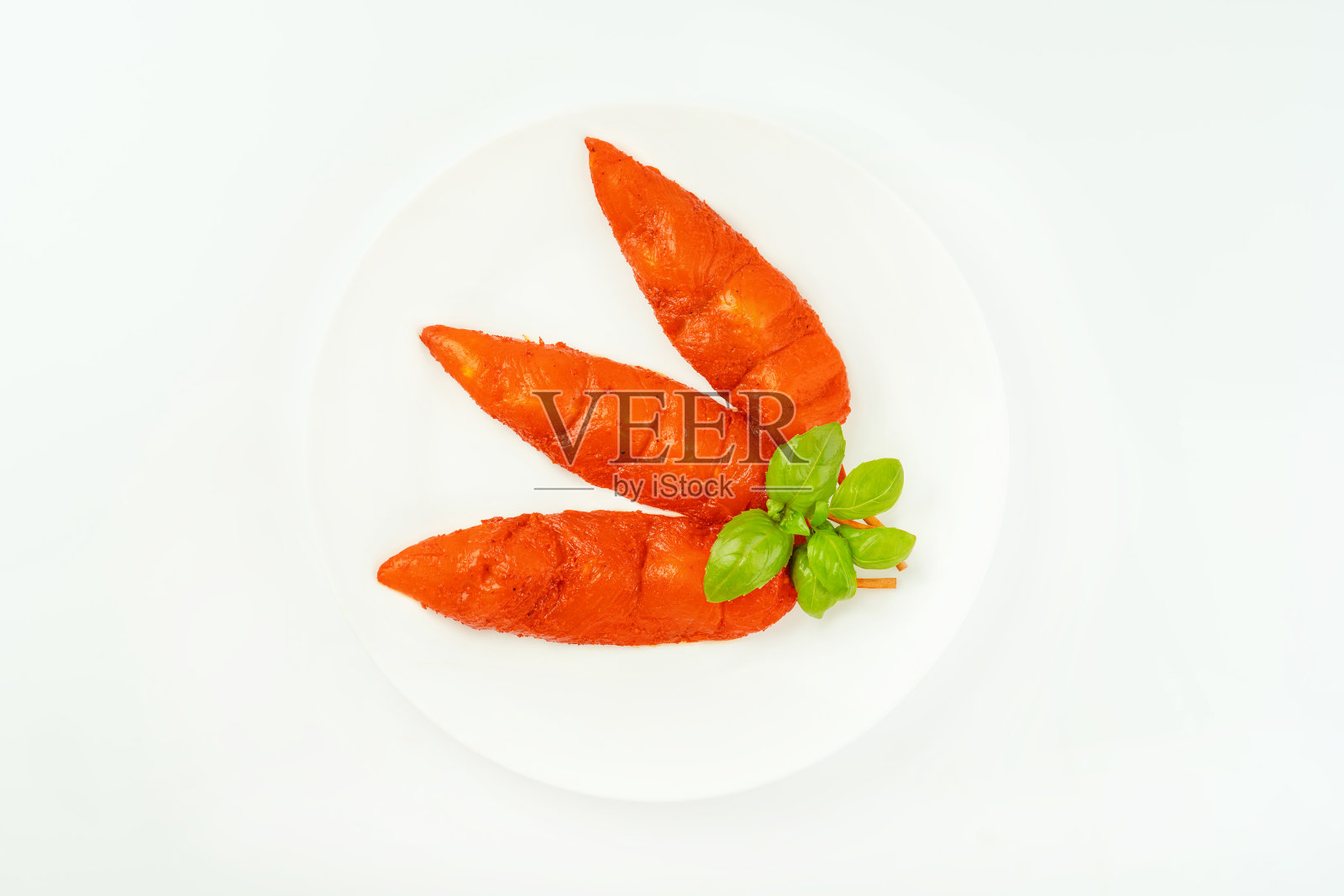 新鲜的生腌制鸡肉串在白色背景上的鱼片。前视图。副本的空间。鸡柳内串。食品的概念。鸡柳内串。照片摄影图片