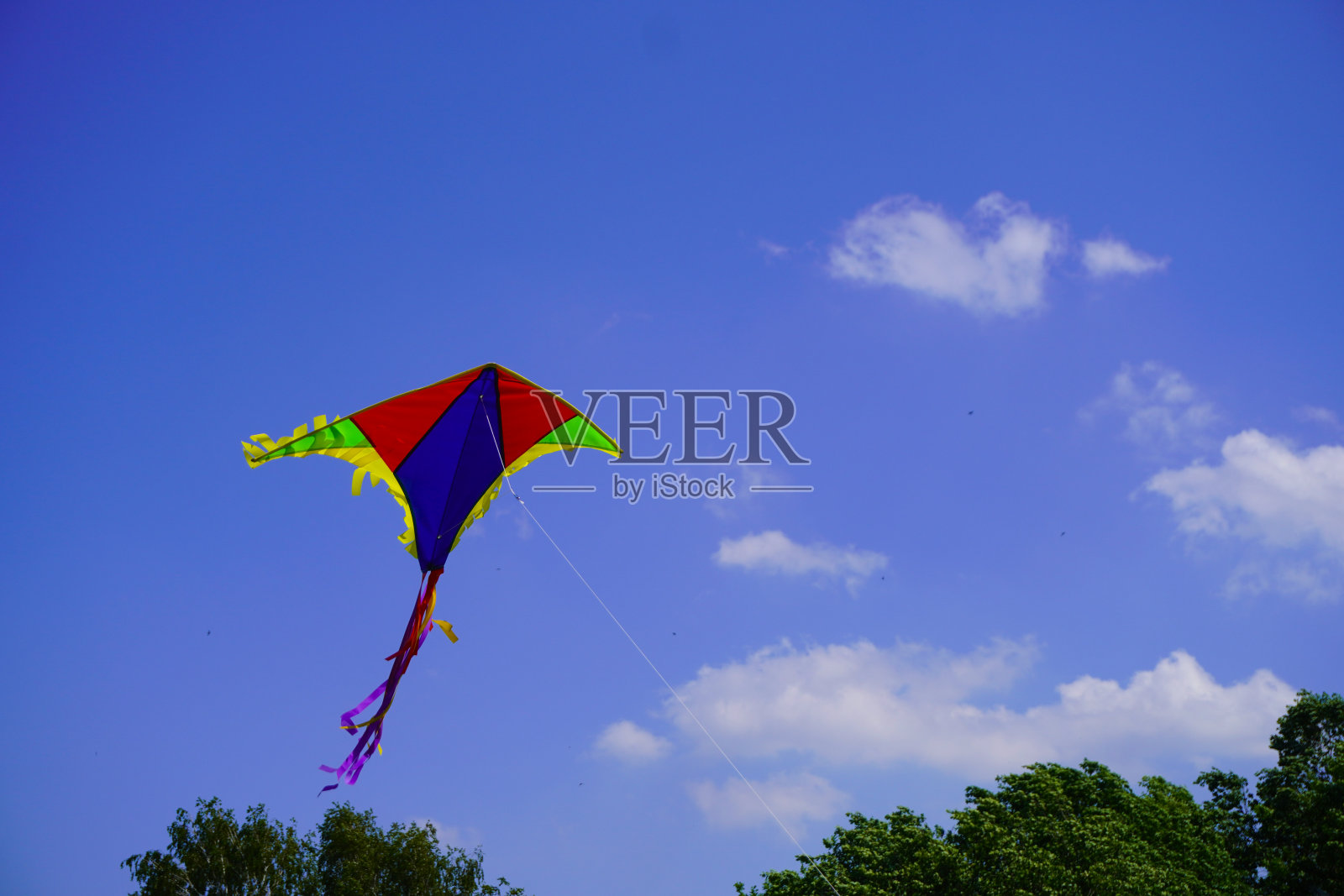 风筝在蓝天上飞翔照片摄影图片