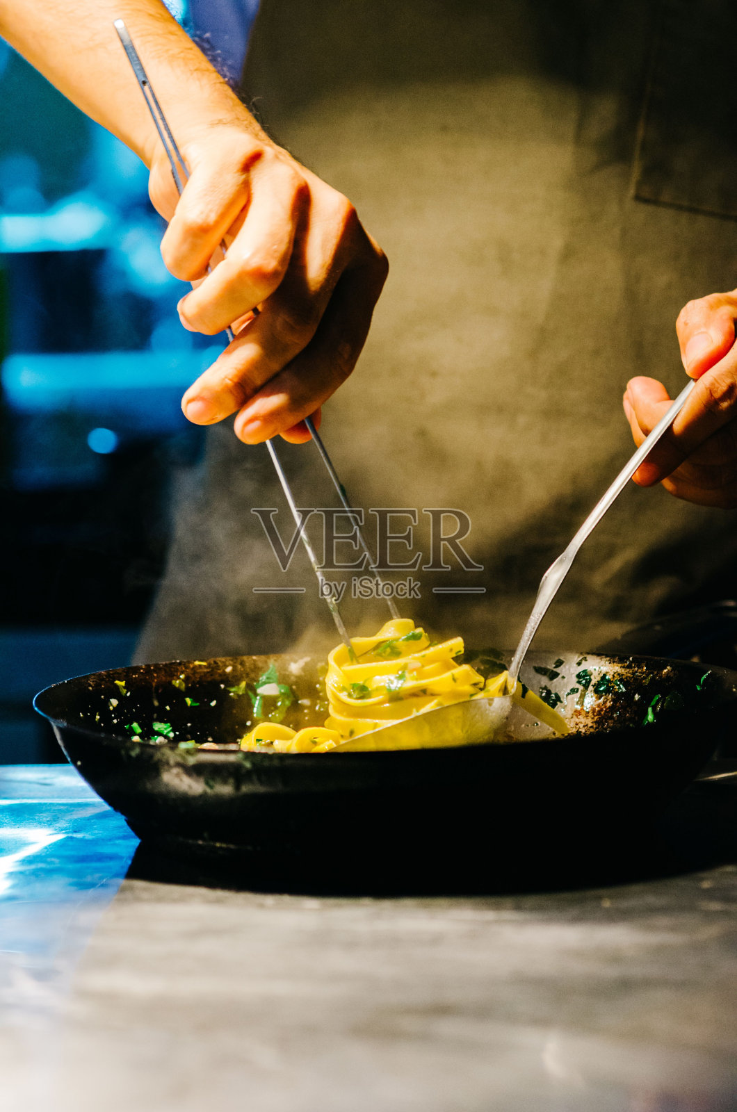 在厨房用托盘准备饭菜的人照片摄影图片