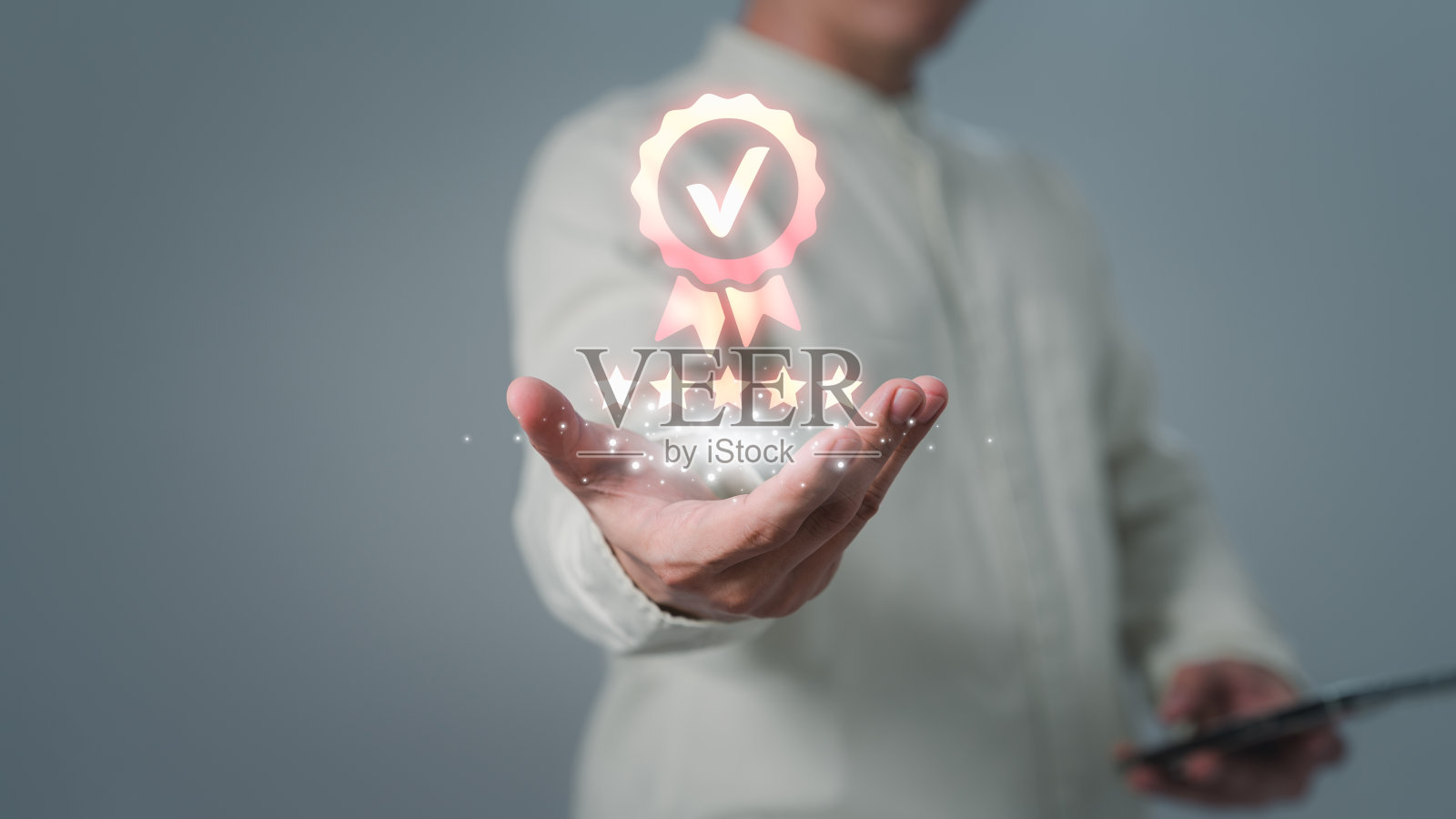 评估业务服务的质量保证。Man hand五星品质保证。保证，保证，标准，ISO认证，审核，反馈，证明的概念。照片摄影图片