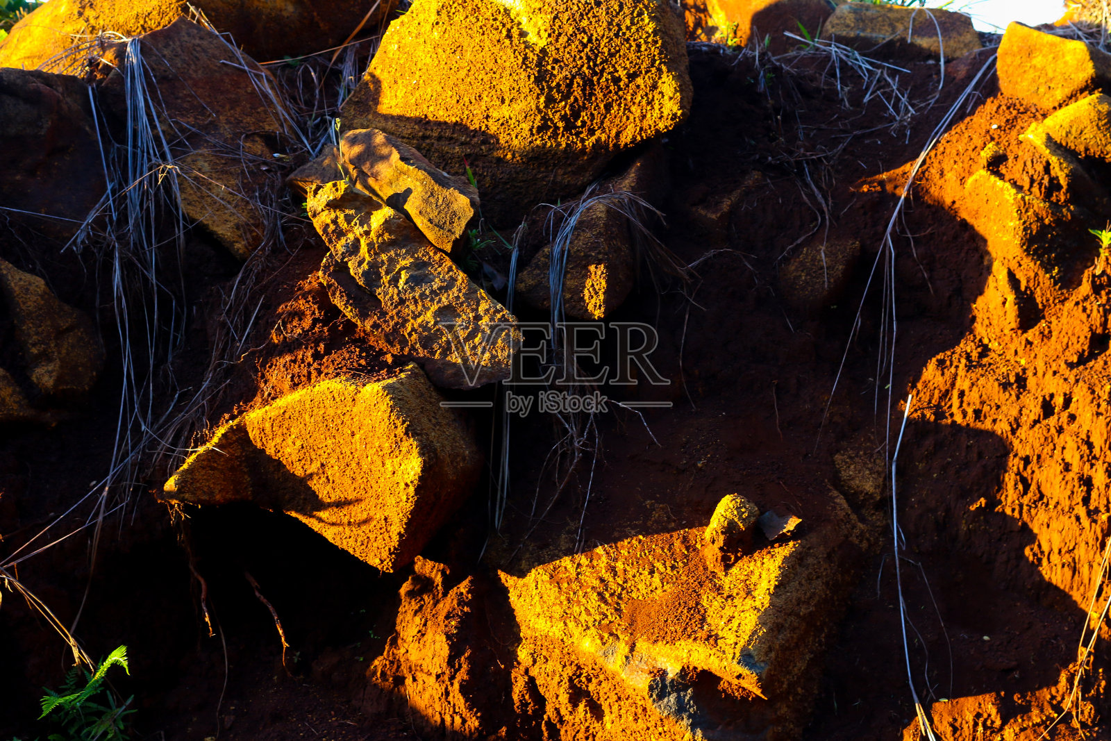 山上的红色石头照片摄影图片