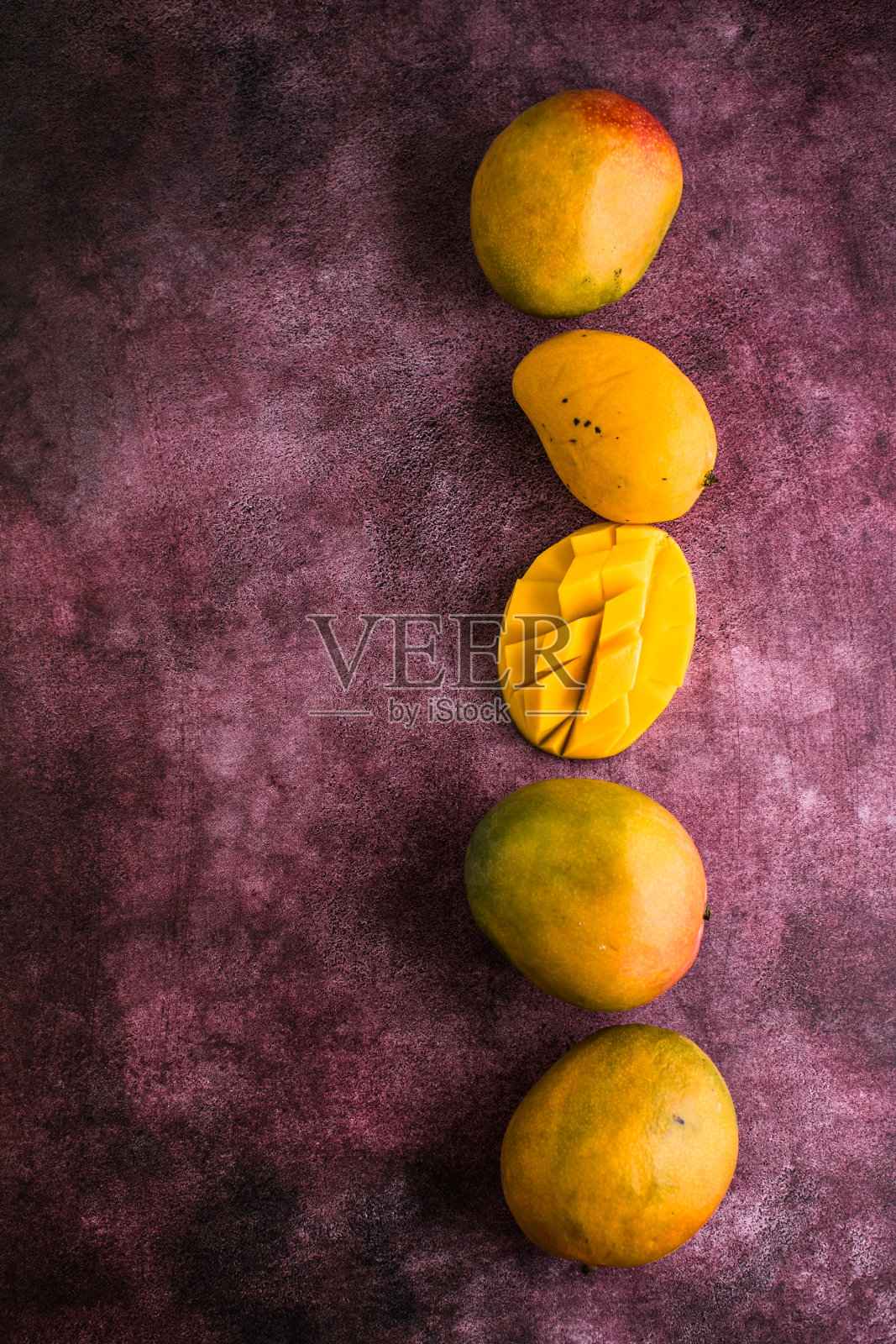 芒果后台设计理念。新鲜芒果丁的俯视图照片摄影图片