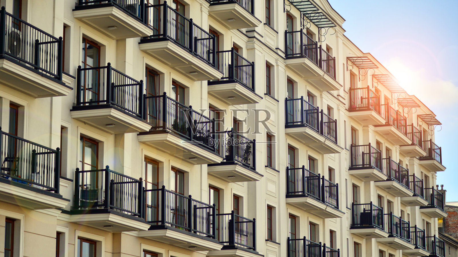 带有阳台的现代建筑建筑立面。新公寓。照片摄影图片