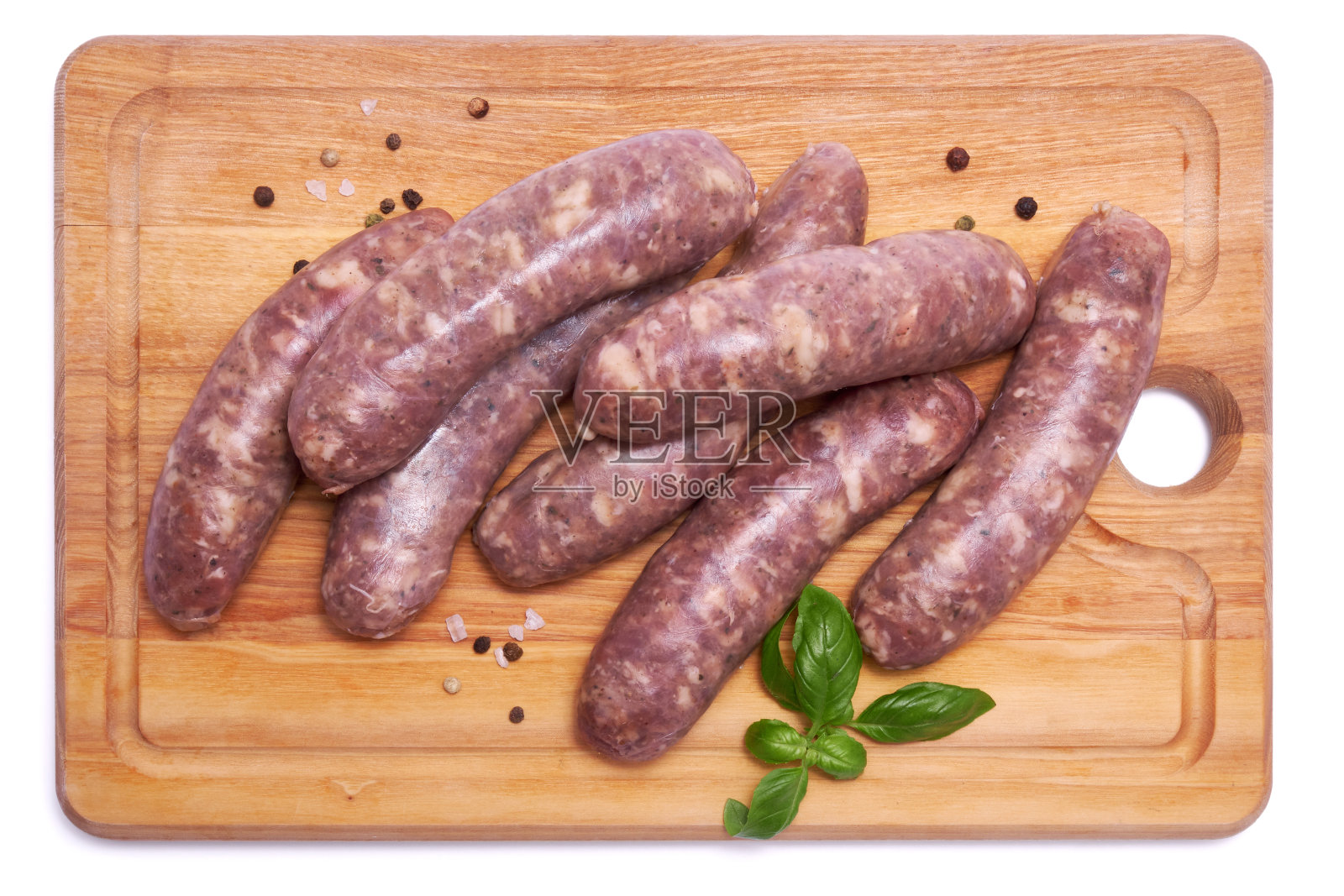 生牛肉或猪肉烤香肠在木制砧板隔离在白色背景照片摄影图片