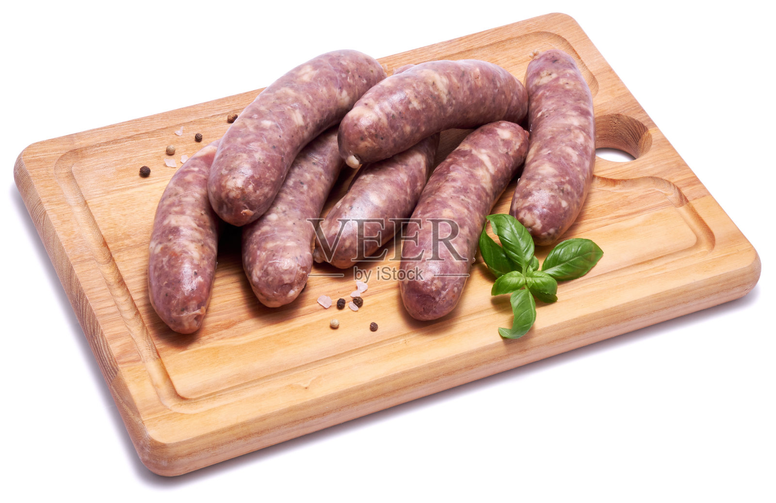 生牛肉或猪肉烤香肠在木制砧板隔离在白色背景照片摄影图片
