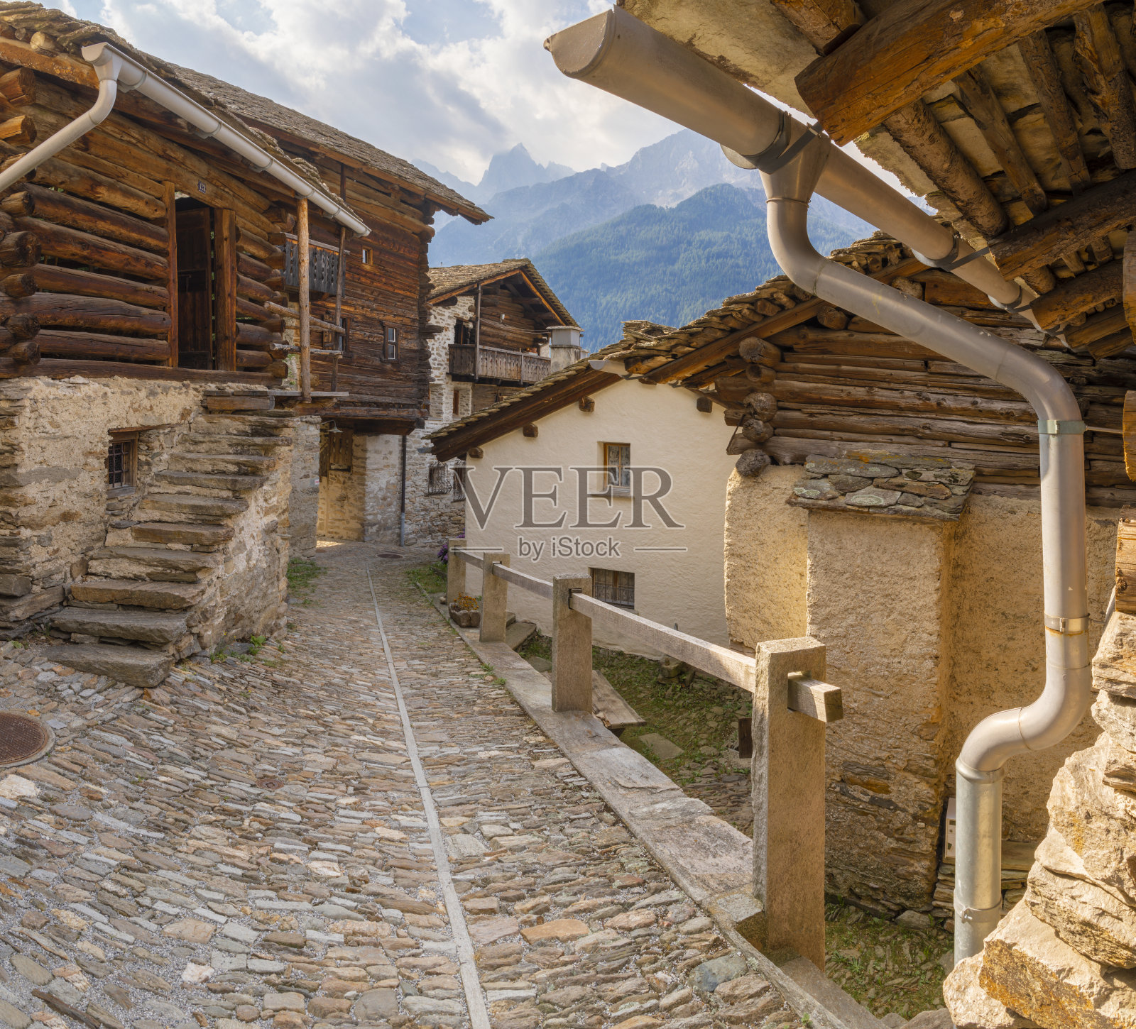 瑞士布雷加利亚山脉黄昏时的索里奥村乡村建筑。照片摄影图片