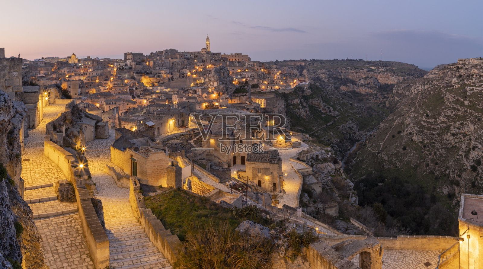 马泰拉——黄昏的城市景观。照片摄影图片