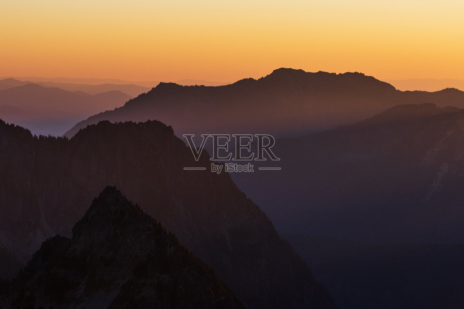 山景与金色的光线形成对比照片摄影图片