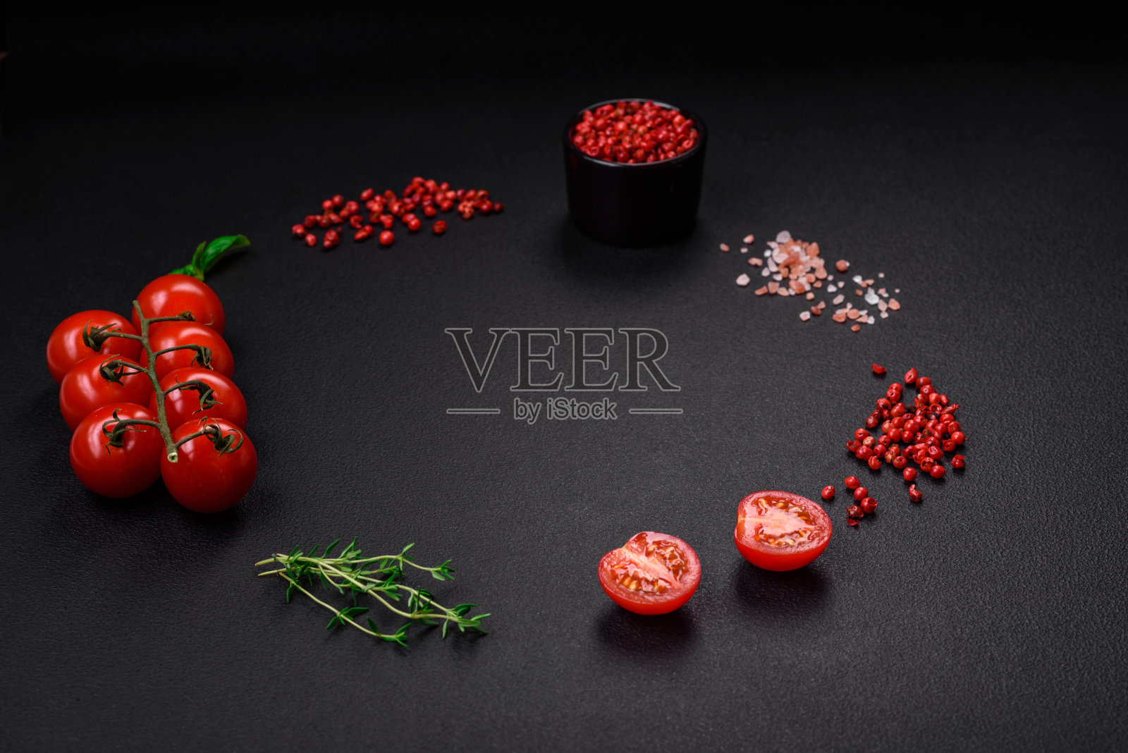 烹饪原料圣女果，盐，香料和香草照片摄影图片