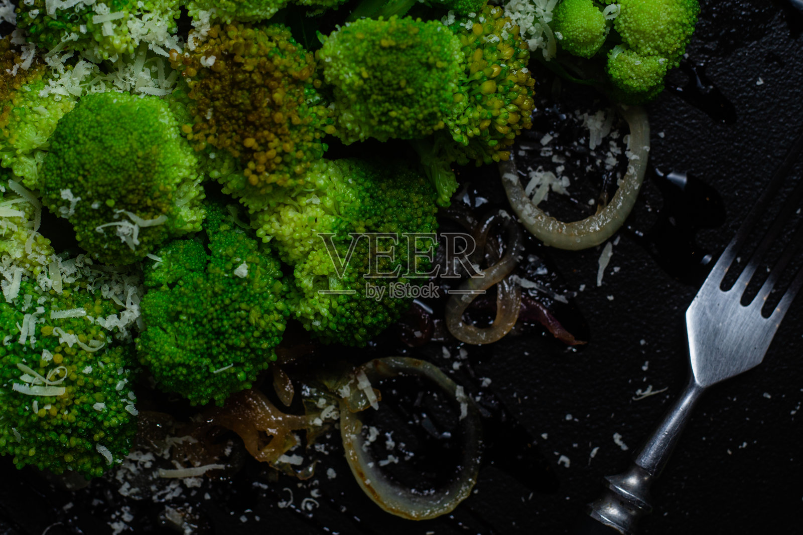 花椰菜、洋葱和核桃沙拉照片摄影图片