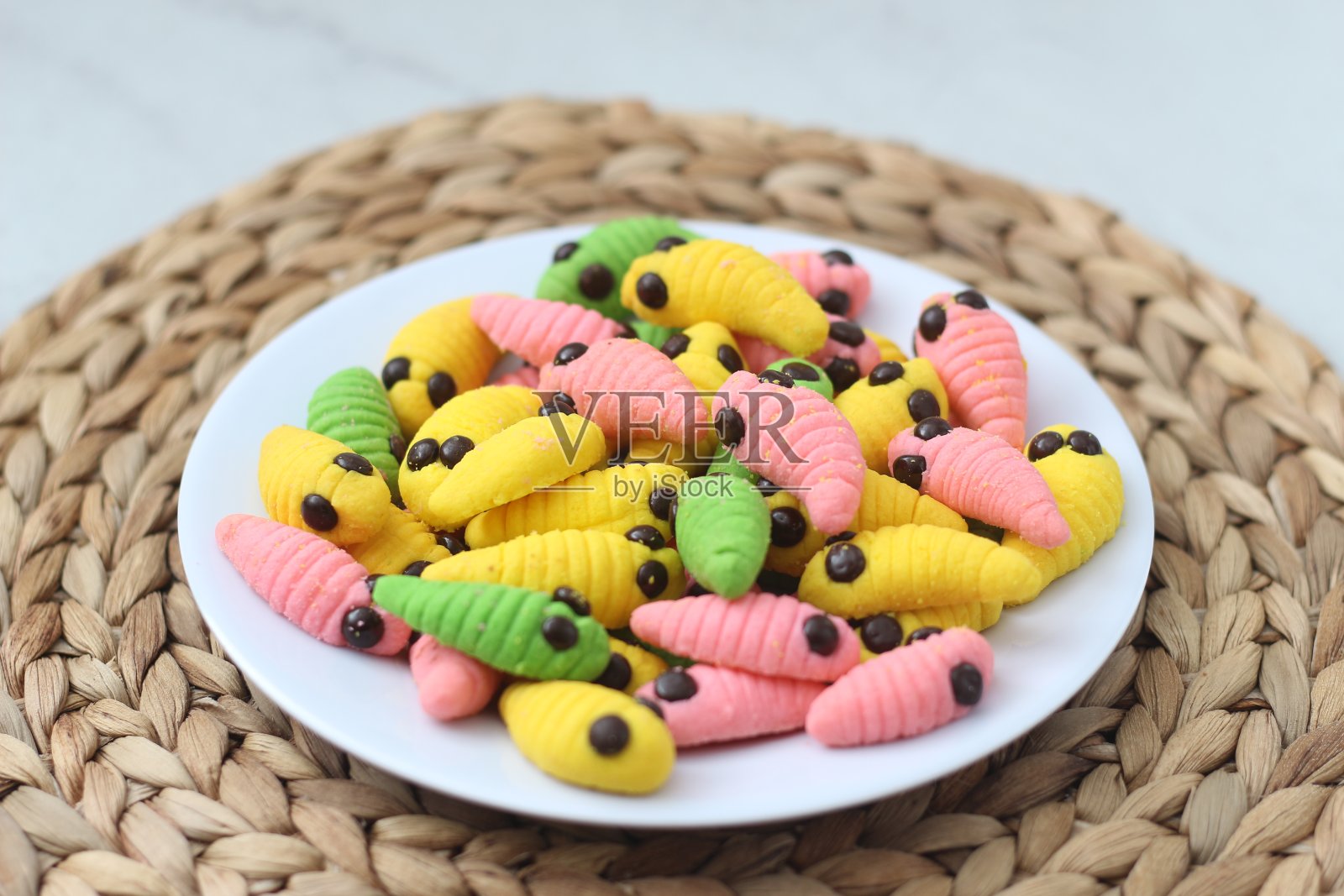 各种颜色的毛毛虫蛋糕。照片摄影图片