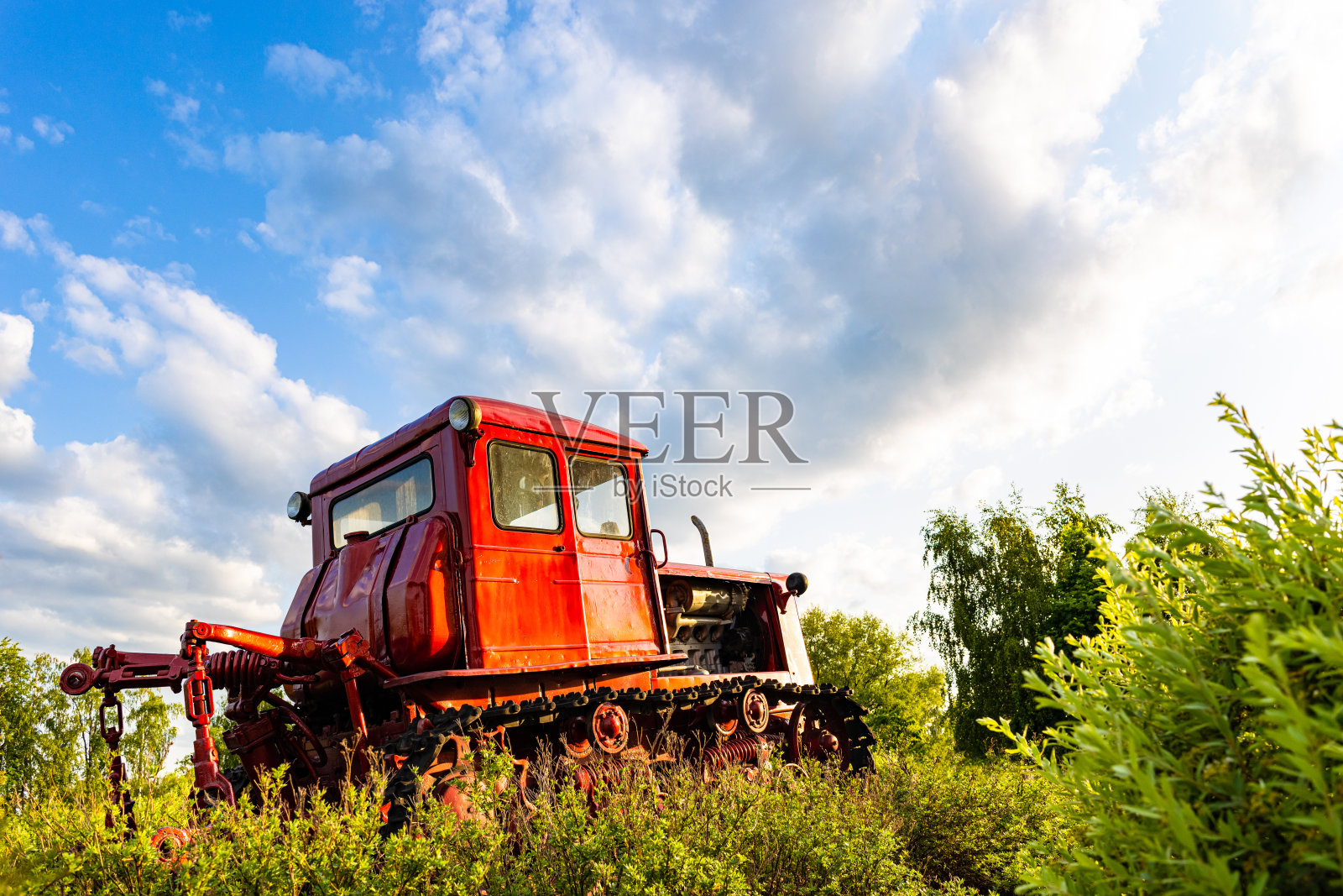 旧的苏联拖拉机停在田里照片摄影图片
