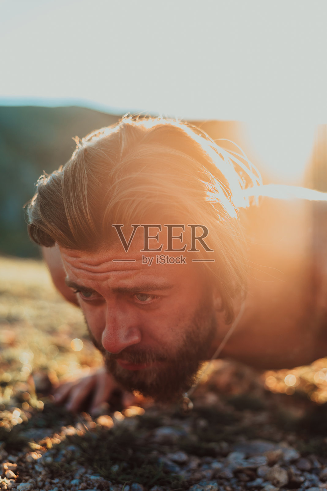 运动员在清晨做俯卧撑。健康生活的概念照片摄影图片