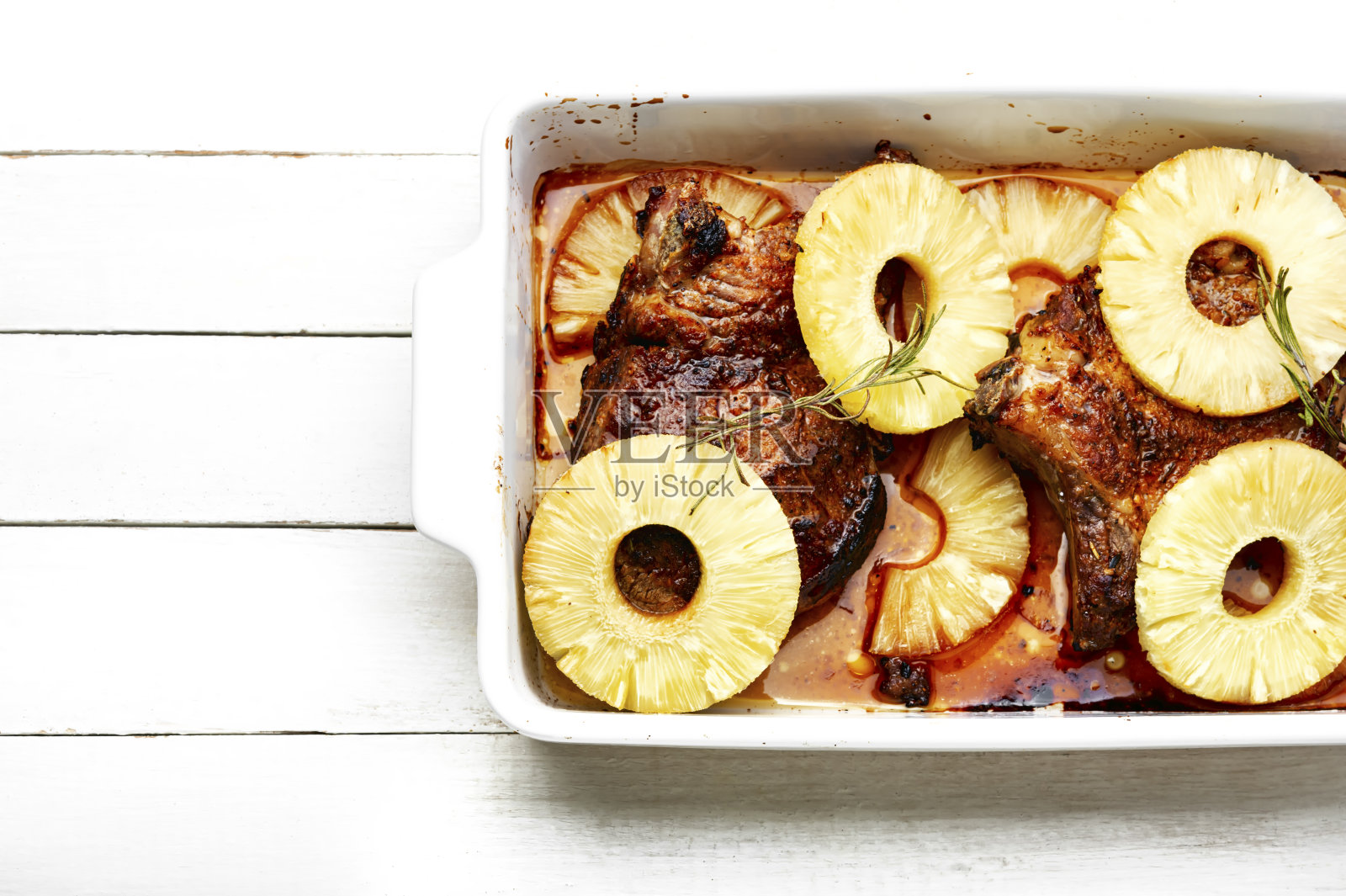 准备好的菠萝烤肠。照片摄影图片