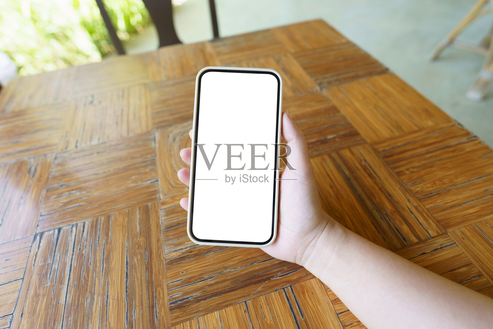 女性手握手机的特写，空白拷贝空间屏幕。具有科技理念的智能手机照片摄影图片