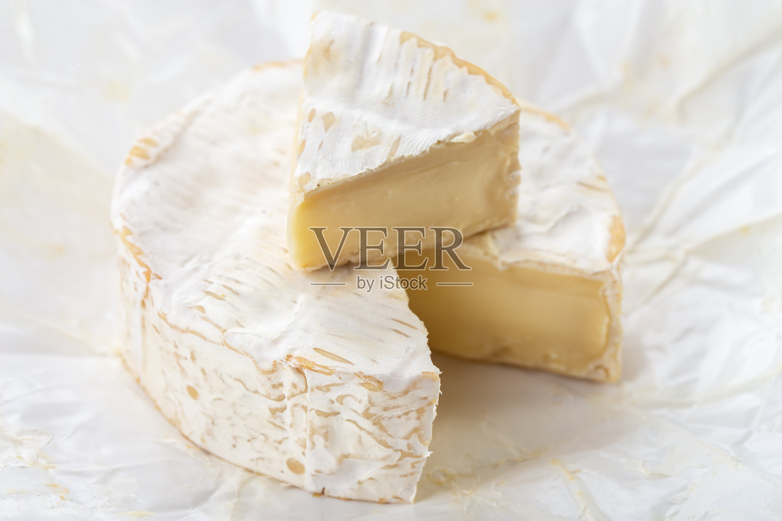 白底卡门贝尔奶酪。照片摄影图片