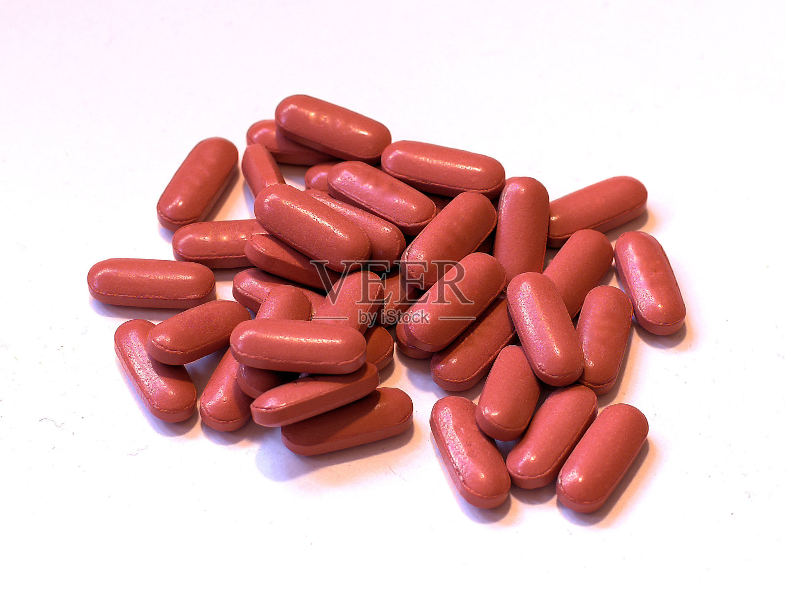 白色表面的普通布洛芬片。照片摄影图片