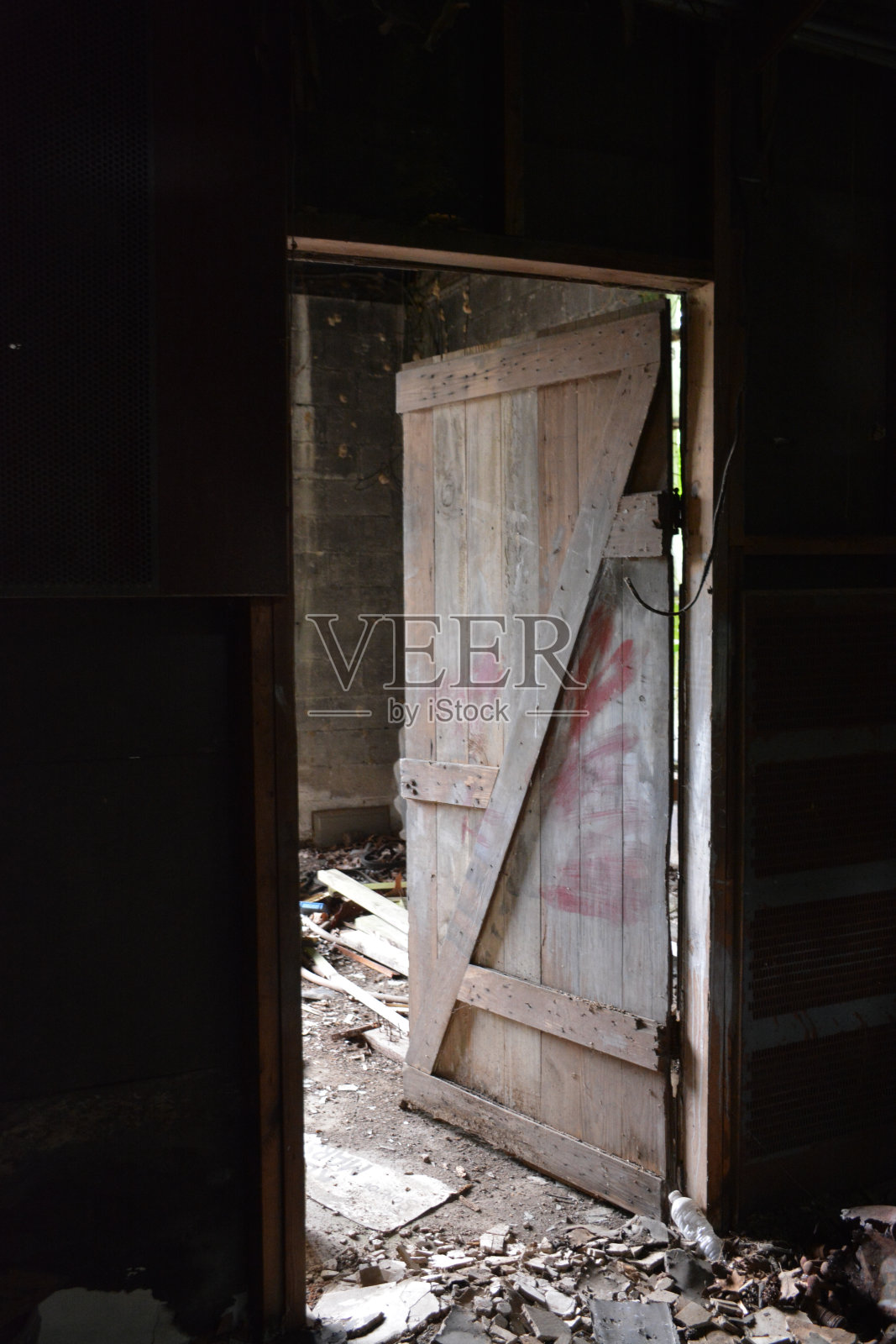 老开着的门照片摄影图片