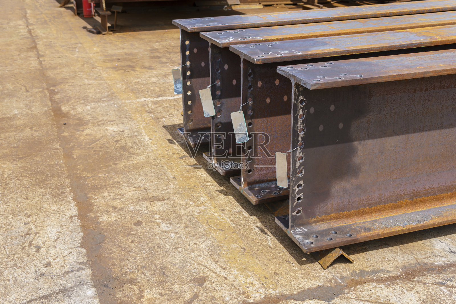 预制车间h型钢梁准备现场安装，钢结构工作螺栓连接。照片摄影图片