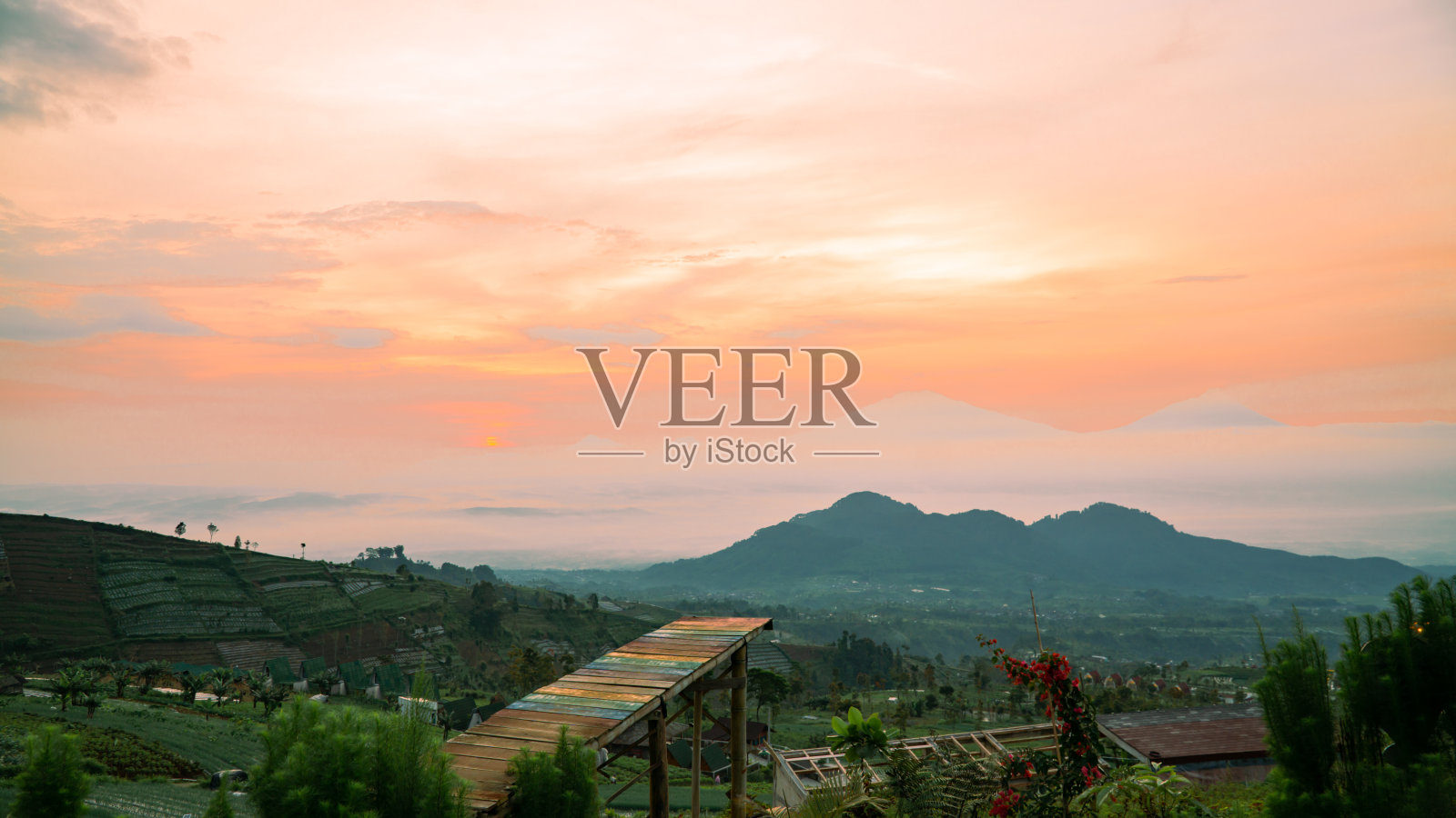 美丽的红橙色日出天空与山脉照片摄影图片