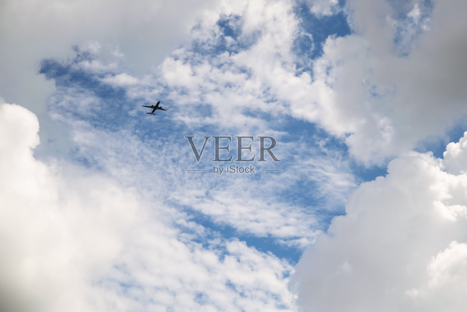 商用飞机穿越云层照片摄影图片