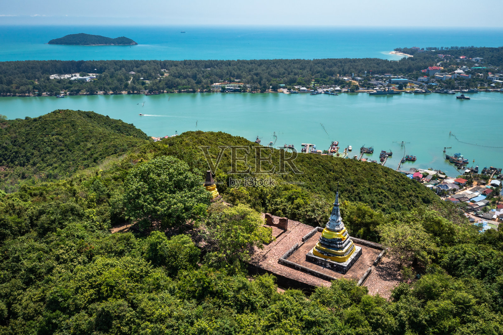 开曼山的两塔(黑白塔或两兄弟塔)。泰国宋卡，Singhanakhon，花考的宋卡古镇照片摄影图片