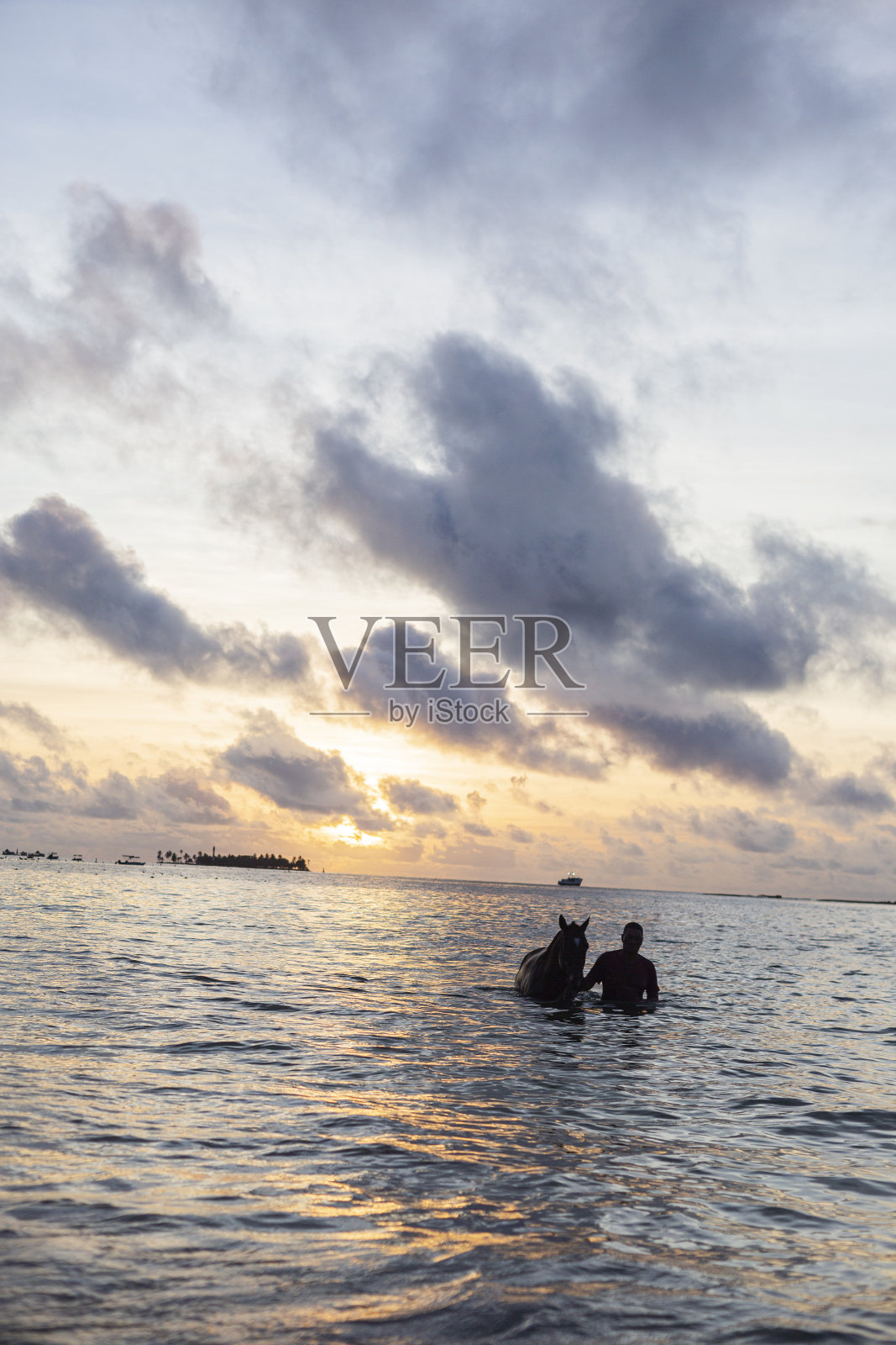 一名男子和他的马在圣安德烈斯海接受日出的照片照片摄影图片