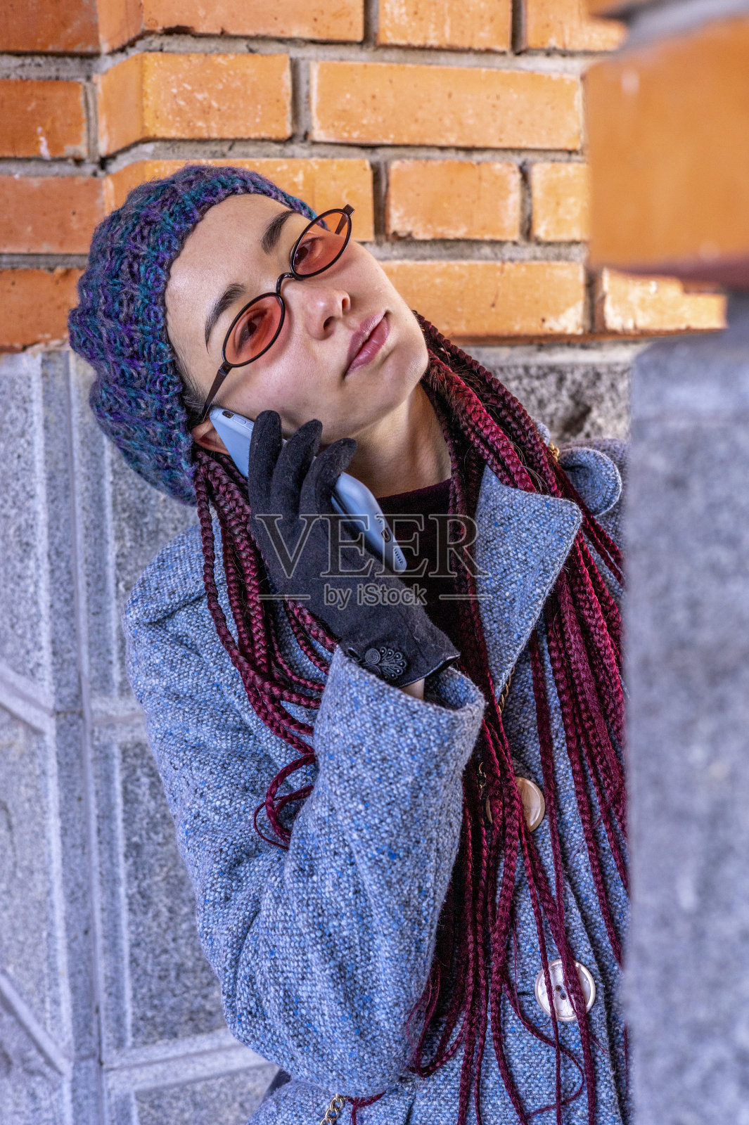 年轻的亚洲女性肖像。橙色背景的多样性女孩。照片摄影图片