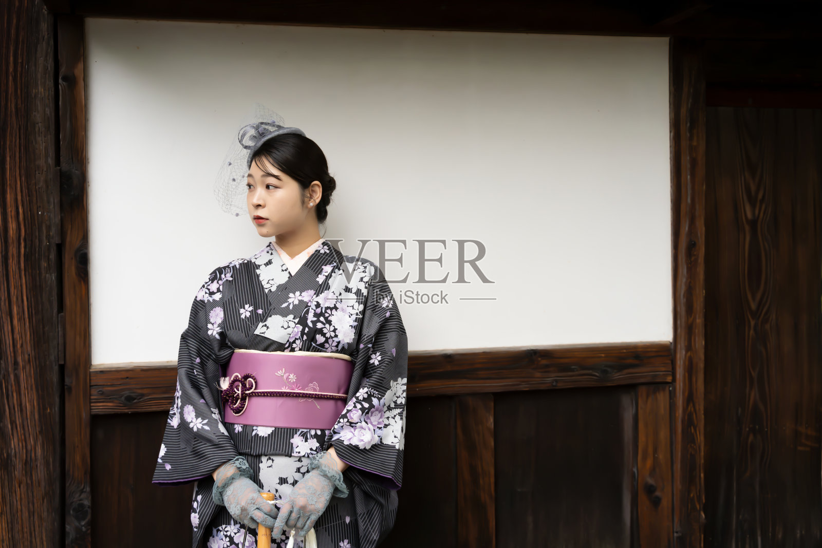 在下雨天看到一个穿着传统和服的美女。照片摄影图片