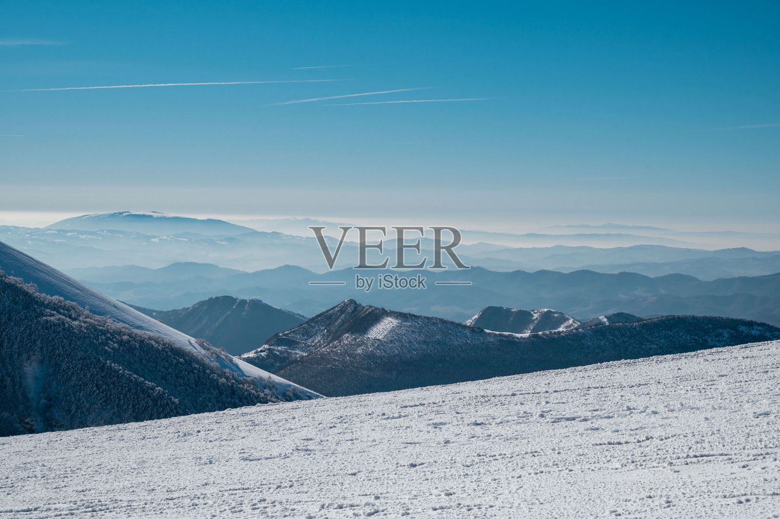 一场大雪过后，卡特里亚山上美丽的冬季景观照片摄影图片
