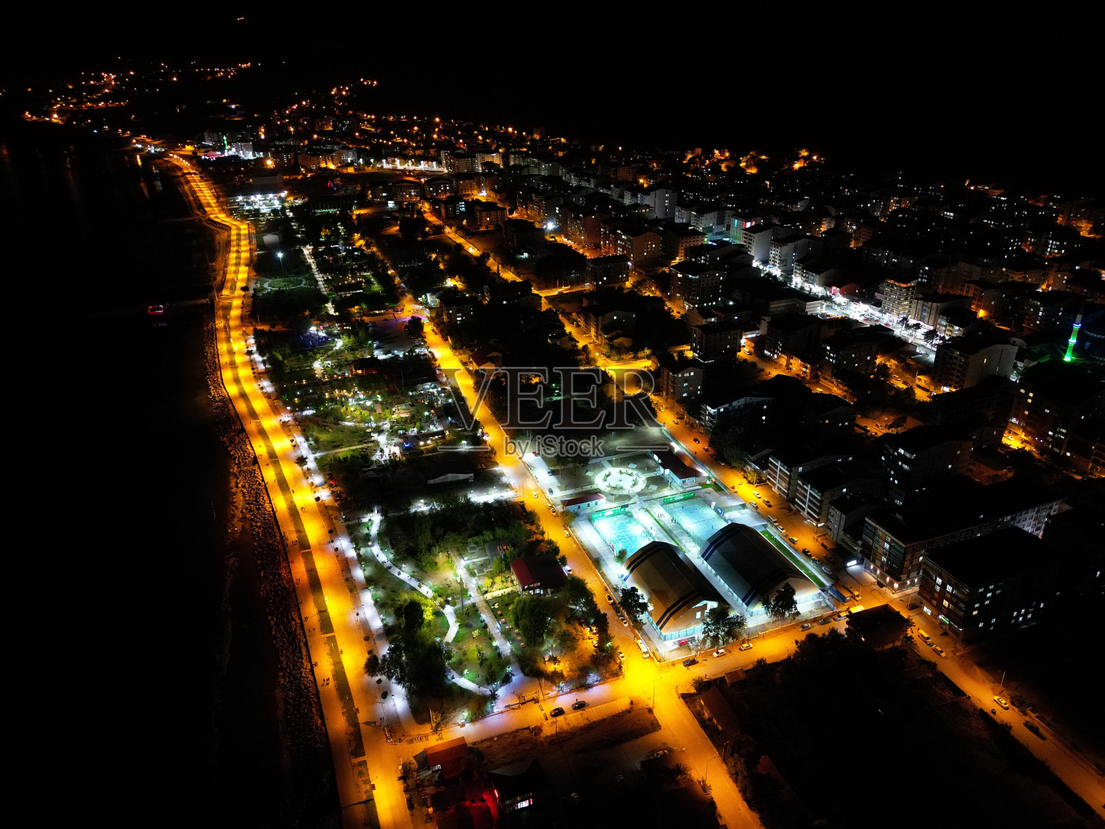 航拍图片捕捉到了土耳其比特利斯塔特万市令人惊叹的夜晚天际线照片摄影图片