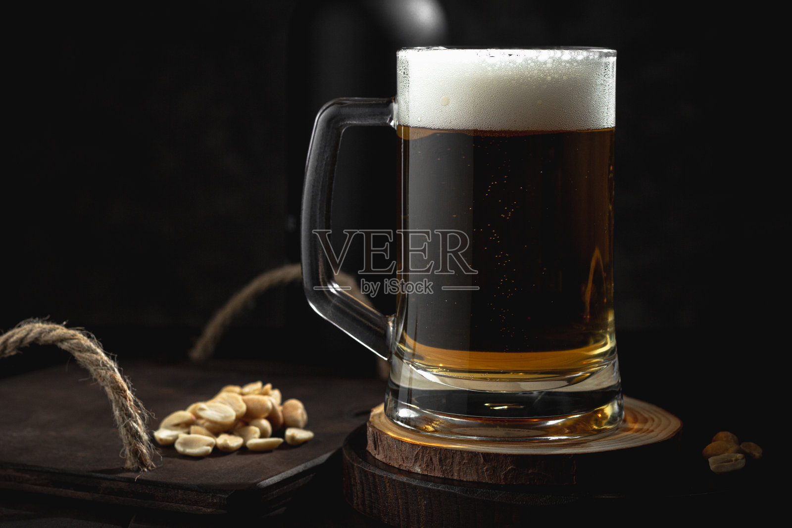 木桌上的柏木泡沫和花生照片摄影图片