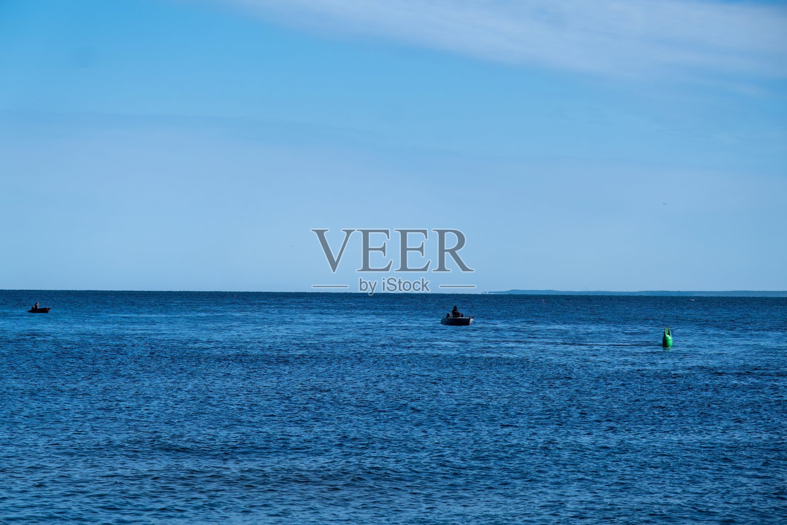 海上的渔船。用钓竿或纺线在摩托艇上捕鱼。水上钓鱼运动。野外娱乐。渔船上有渔夫在海上捕鱼照片摄影图片