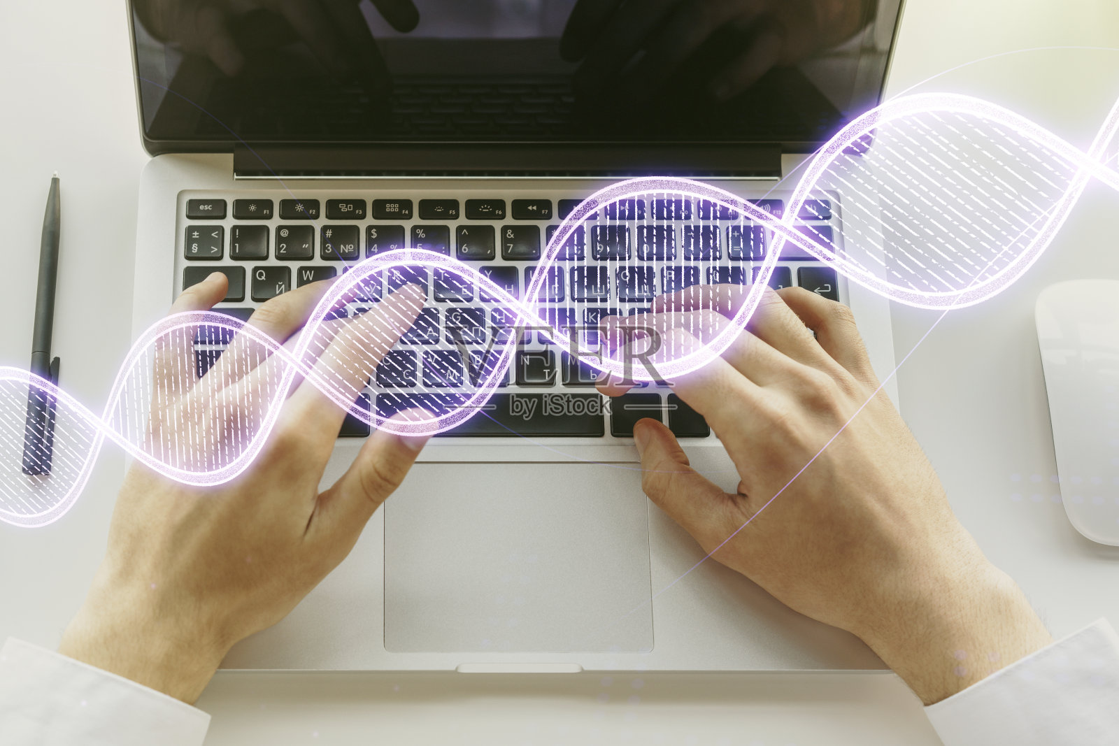 创意光DNA插图和双手打字在电脑键盘上的背景，科学和生物学概念。Multiexposure照片摄影图片