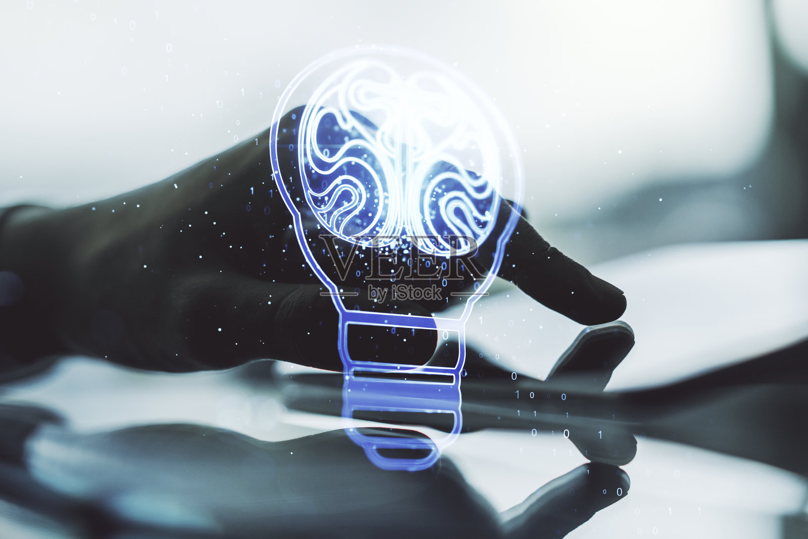 双曝光的创意灯泡全息图与人类的大脑和手指点击数字平板电脑的背景，想法和头脑风暴的概念照片摄影图片