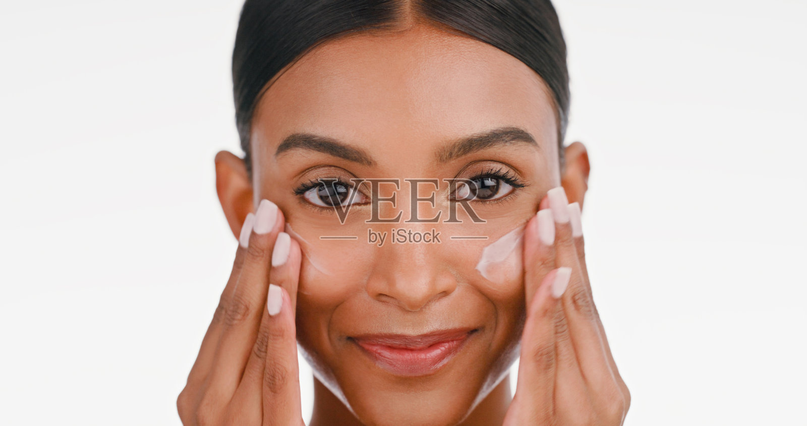 脸，面霜和护肤的女人，美丽和幸福孤立在白色的工作室背景。肖像，女性和模特使用乳液，皮肤病学和常规光滑，焕发光彩照片摄影图片