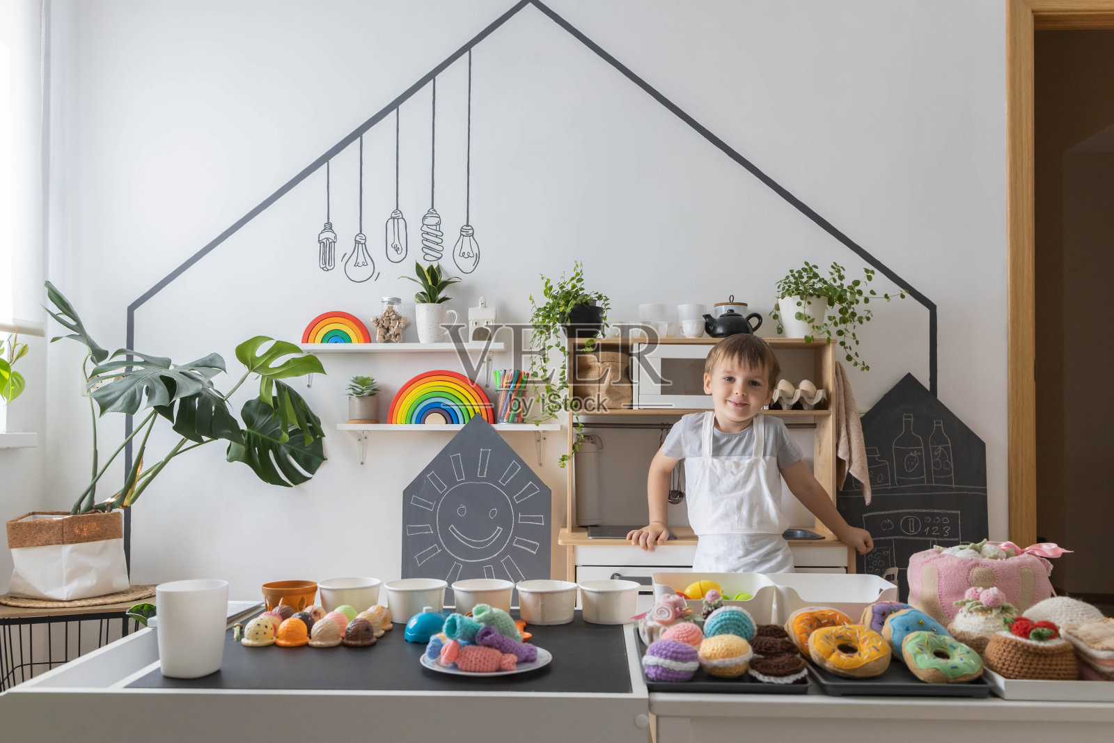 男宝宝厨师系着围裙在幼稚的厨房咖啡馆公共餐饮食品糖果玩具模仿照片摄影图片