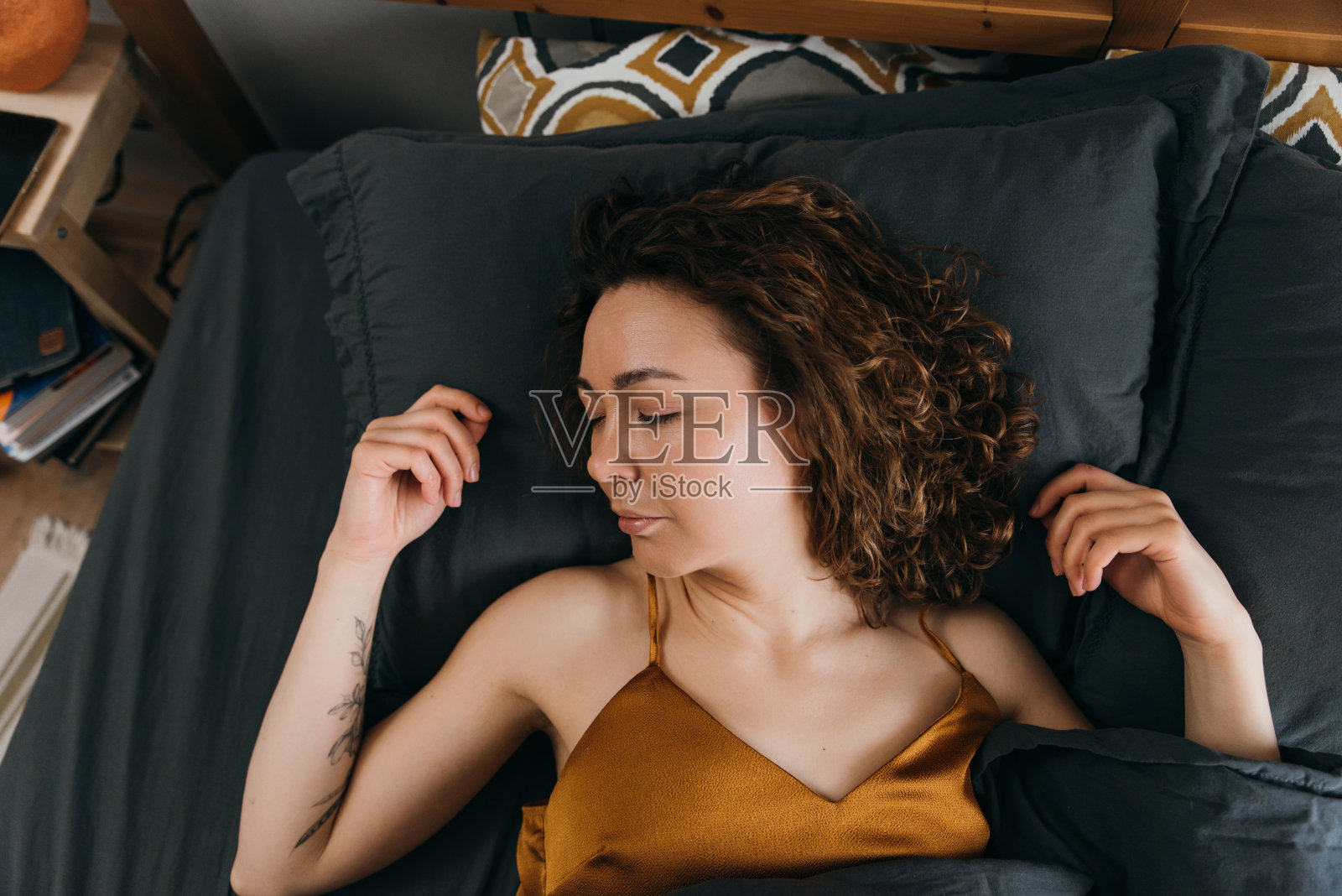 美丽的年轻女子一大早就睡在床上照片摄影图片