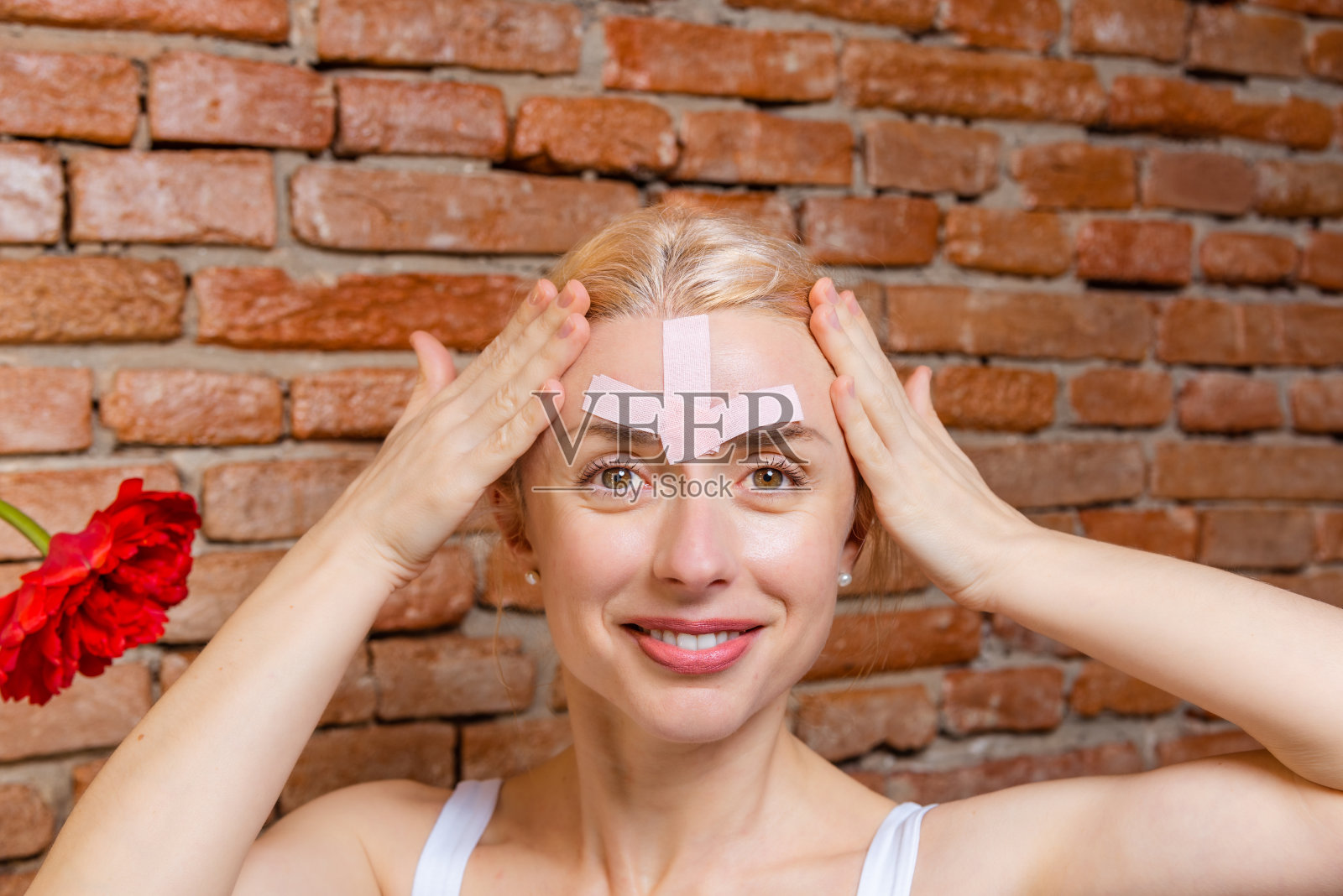 使用运动机能胶带进行面部肌肉提升和年轻化效果照片摄影图片