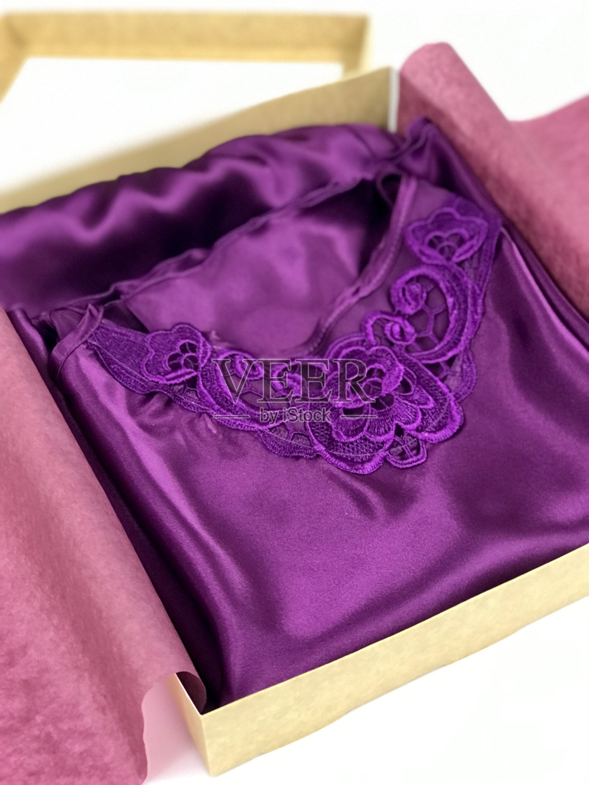 花紫色缎面女士内衣照片摄影图片