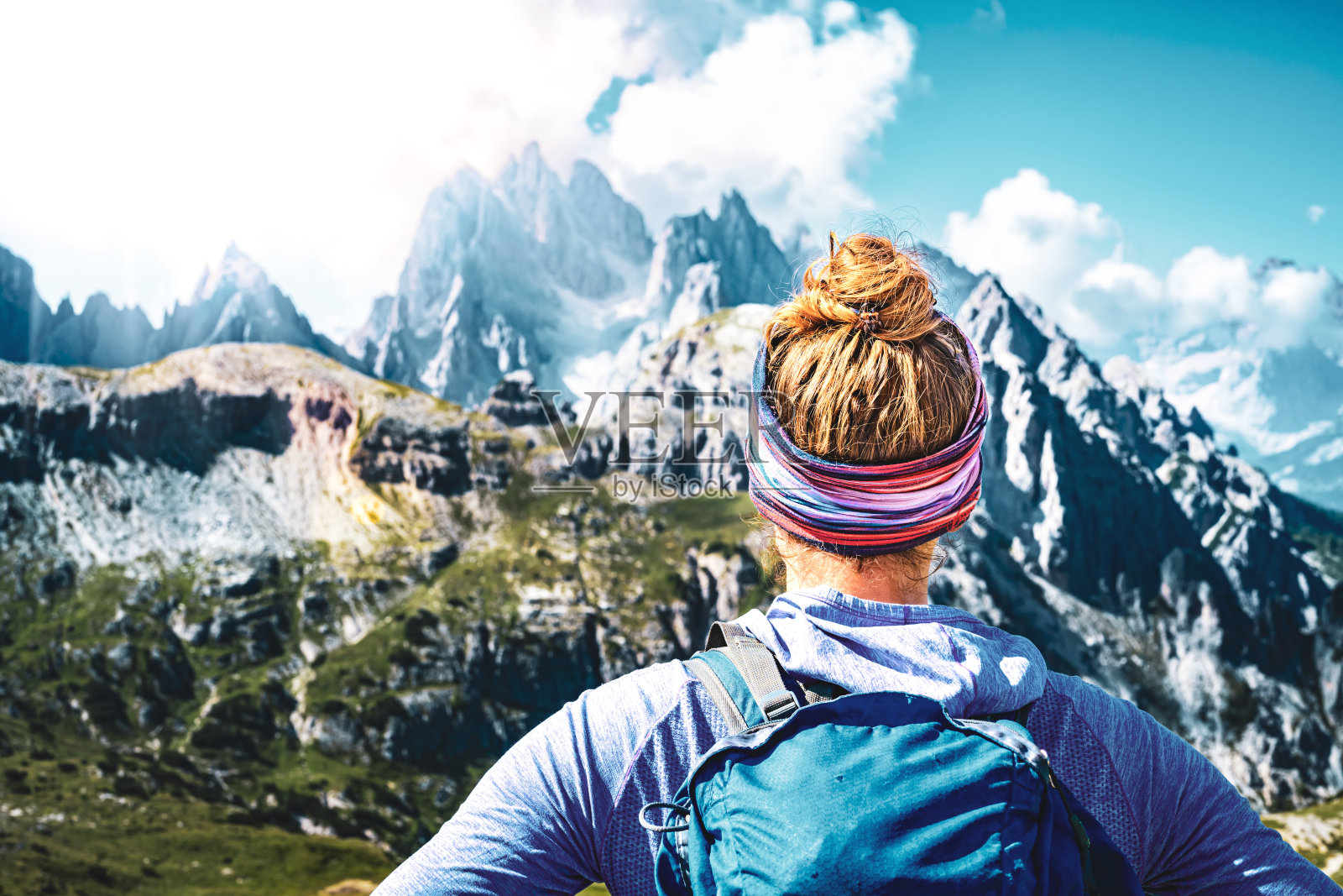年轻活泼的女子在早晨欣赏美丽的卡迪尼迪米苏里纳山脉。三琴，白云石，南蒂罗尔，意大利，欧洲。照片摄影图片