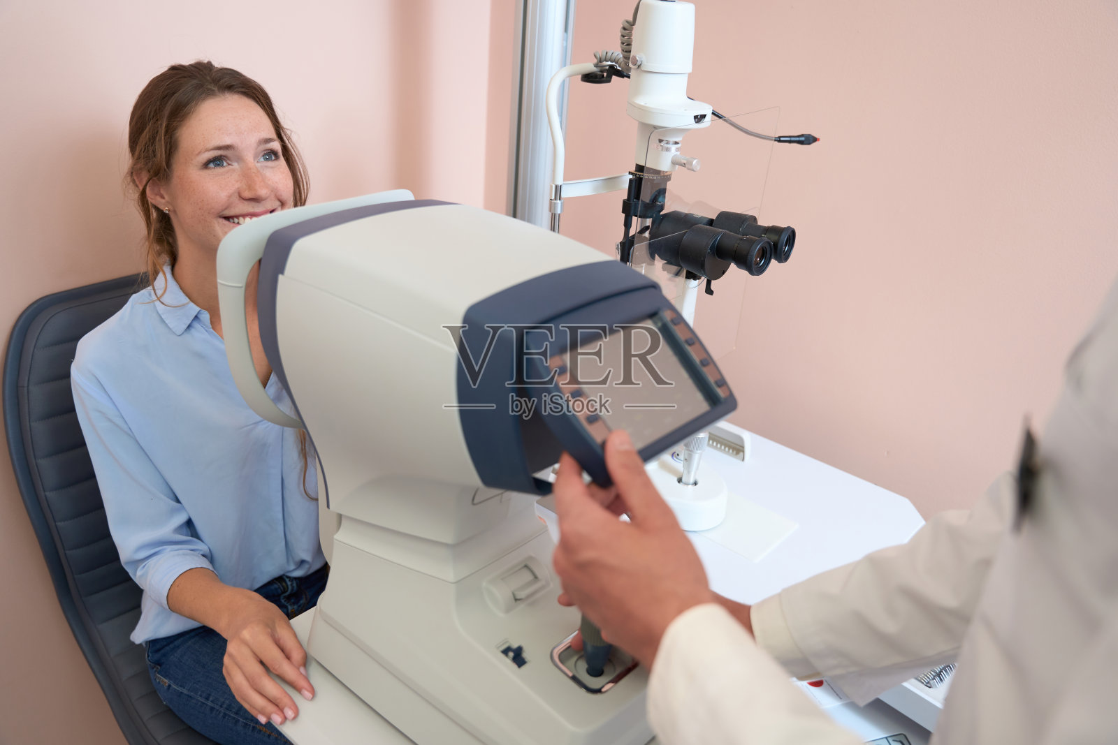 一位白人女性在眼科中心接受眼科检查照片摄影图片