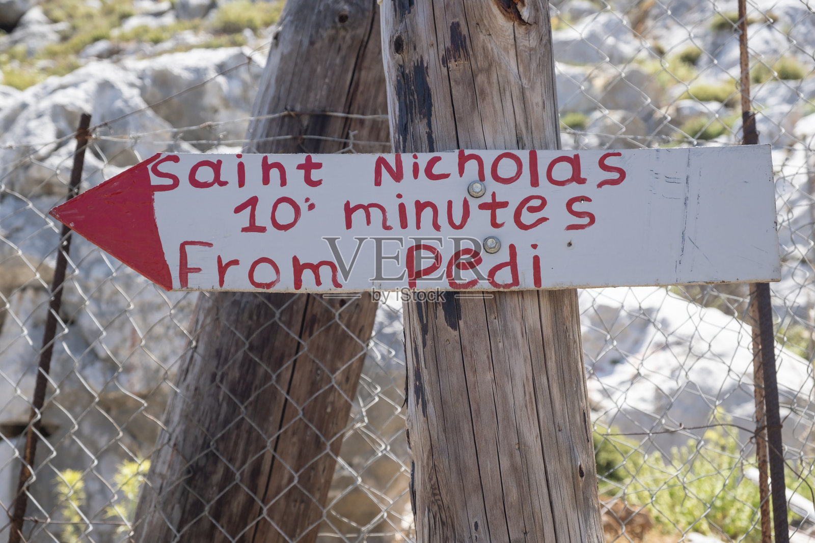 指向希腊西米岛圣尼古拉斯海滩的标志照片摄影图片