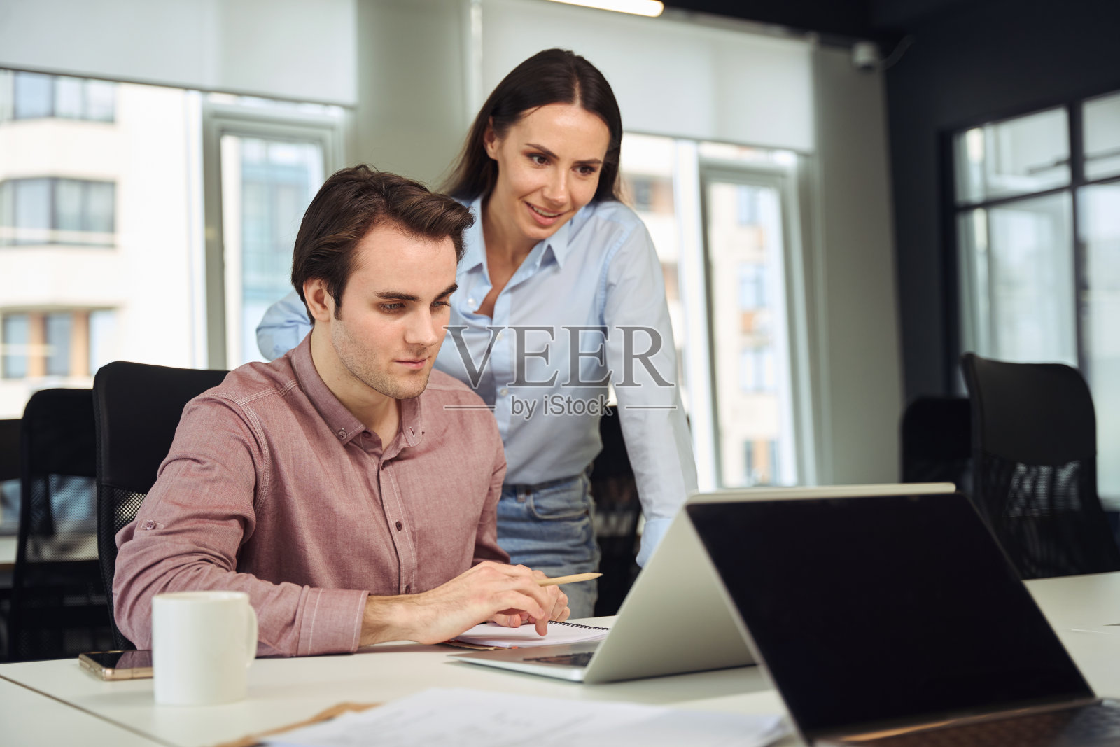 胆小的新员工向公司经理展示他的工作表现照片摄影图片